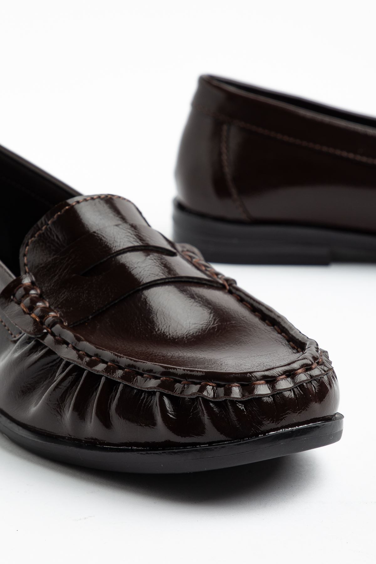  Kadın Acı Kahve Parlak Cilt Termo Kaymaz Taban Babet