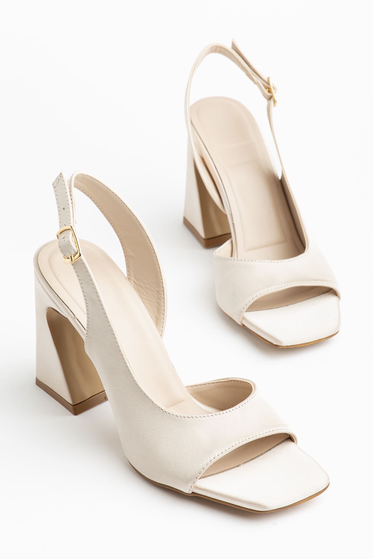 Benito Kadın Bej Saten Özel Tasarım Topuklu Ayakkabı   