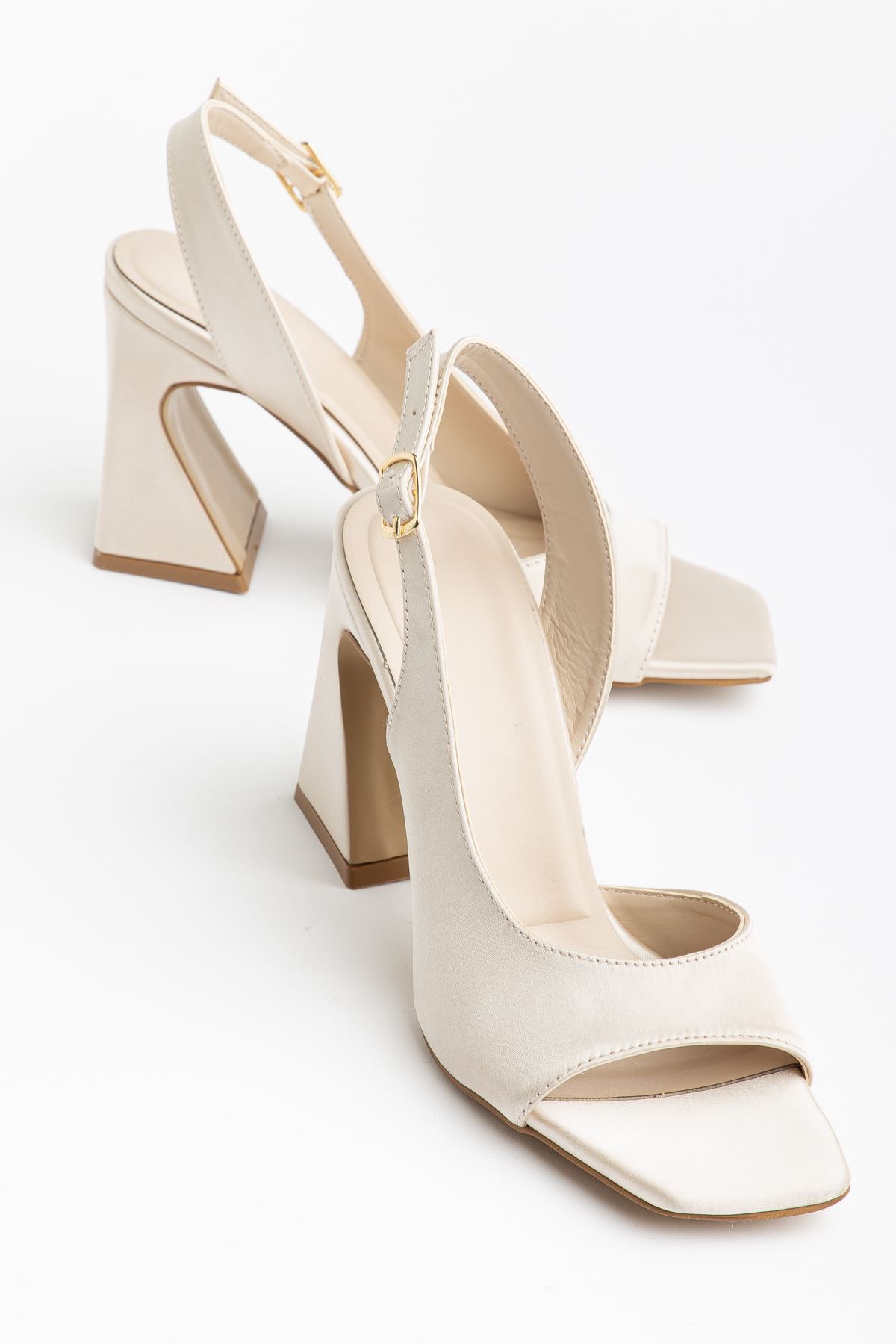 Benito Kadın Bej Saten Özel Tasarım Topuklu Ayakkabı   