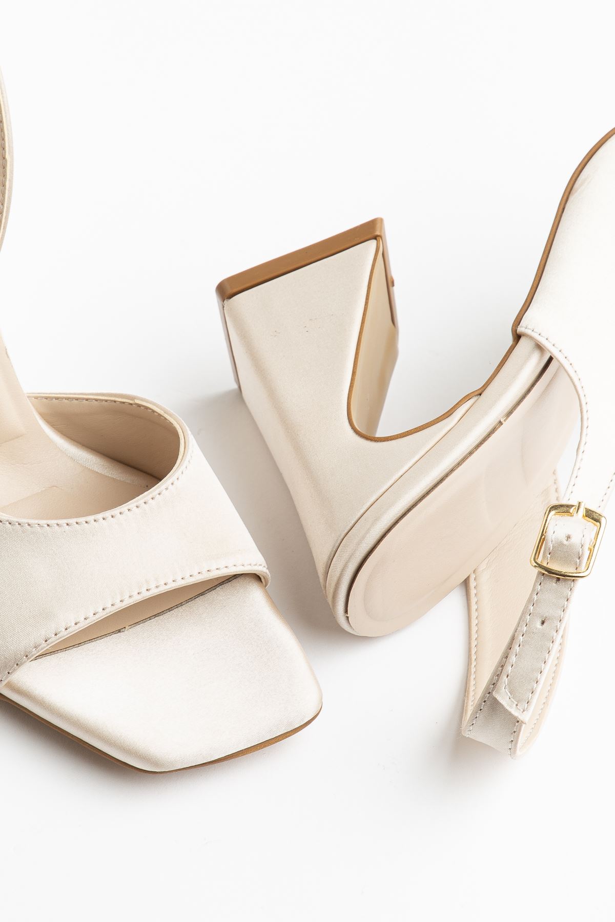 Benito Kadın Bej Saten Özel Tasarım Topuklu Ayakkabı   