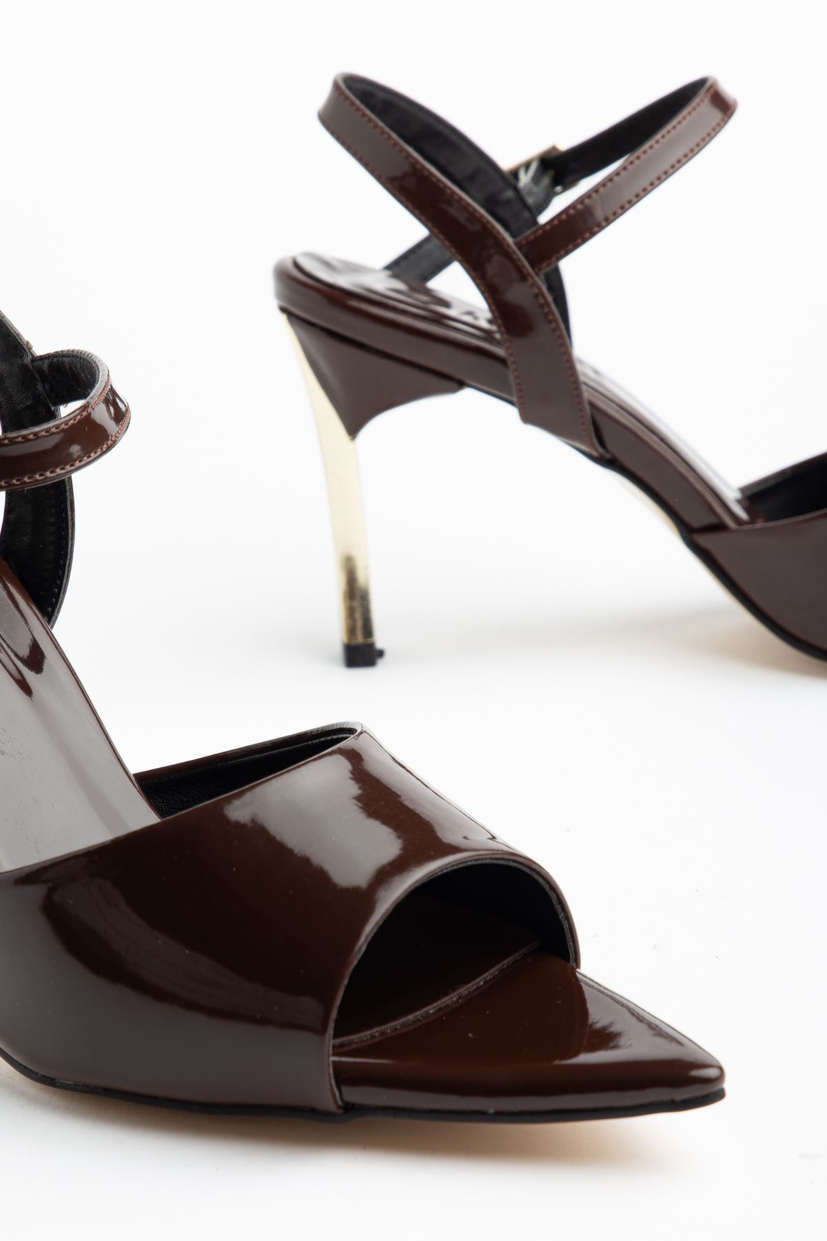 Kadın Acı Kahve Rugan Burnu Açık Gold Ökçe Topuklu Ayakkabı  