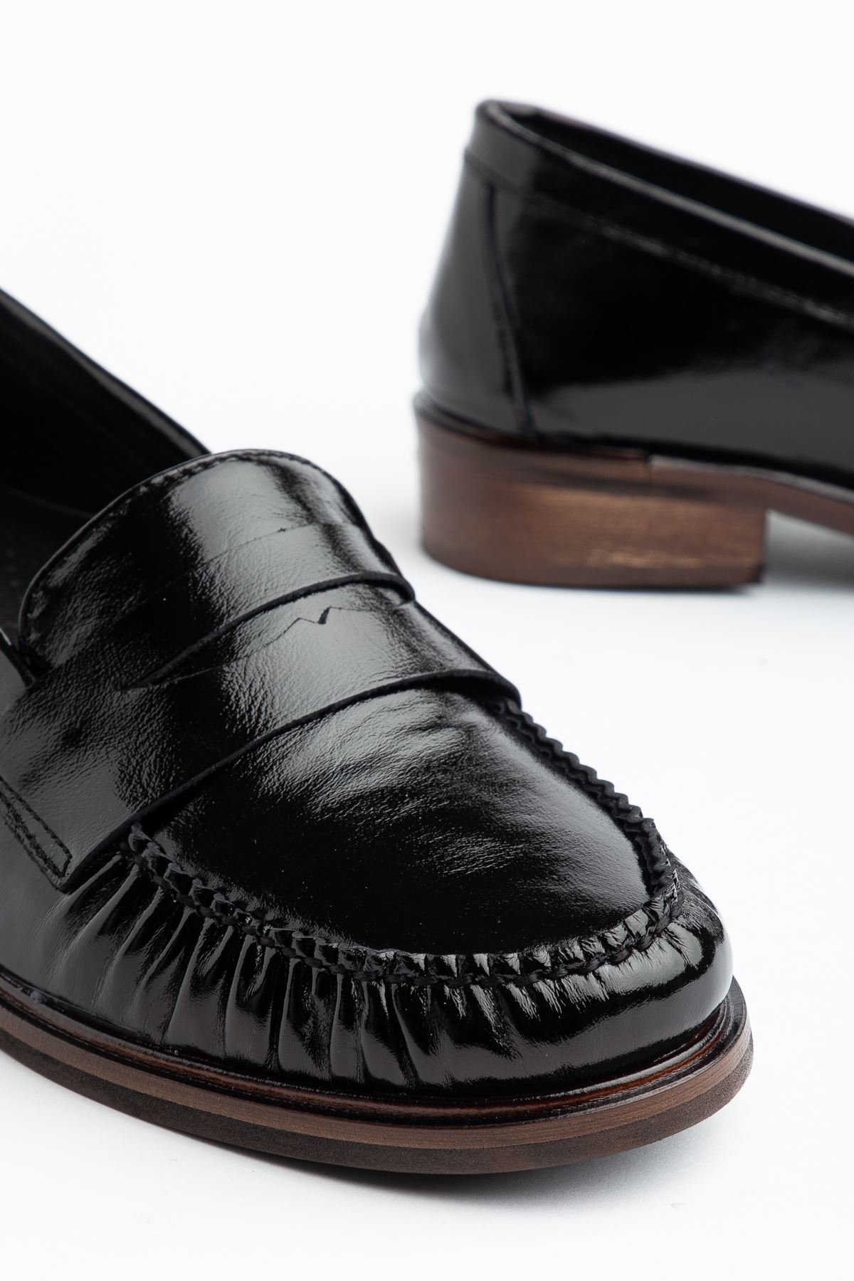 Kadın Siyah Rugan Klasik Hakiki Deri Loafer Ayakkabı  