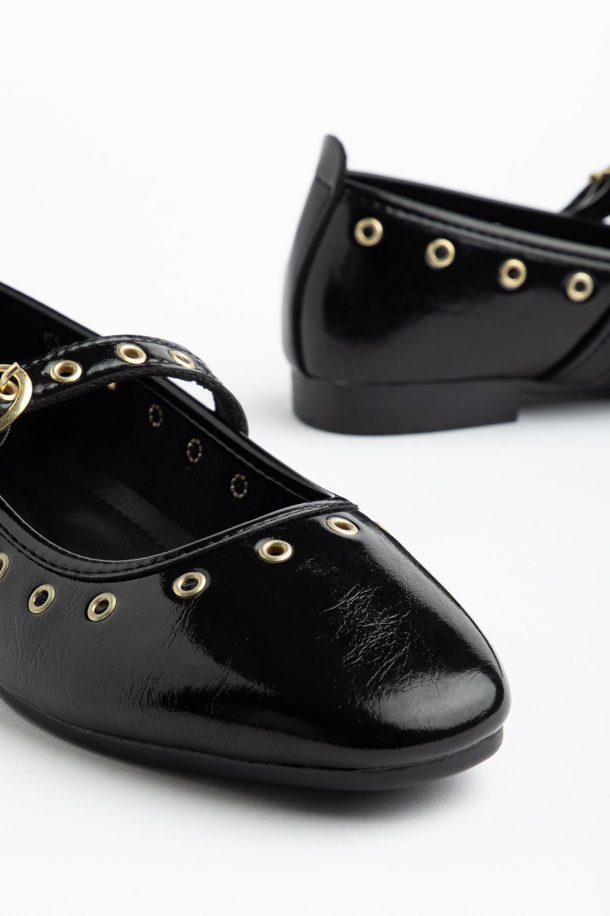 Kadın Siyah Rugan Gold Detaylı Baretli Babet   