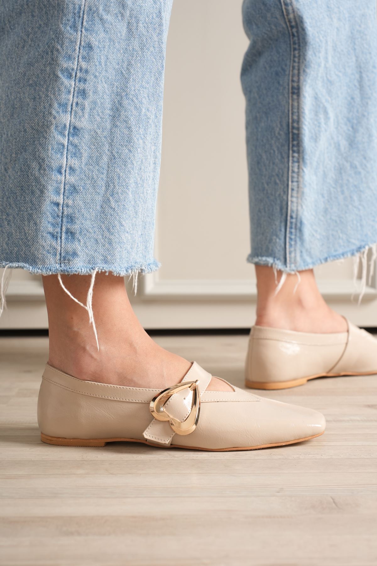 Kadın Bej Babet Rugan Kalp Tokalı Ortopedik Rahat 