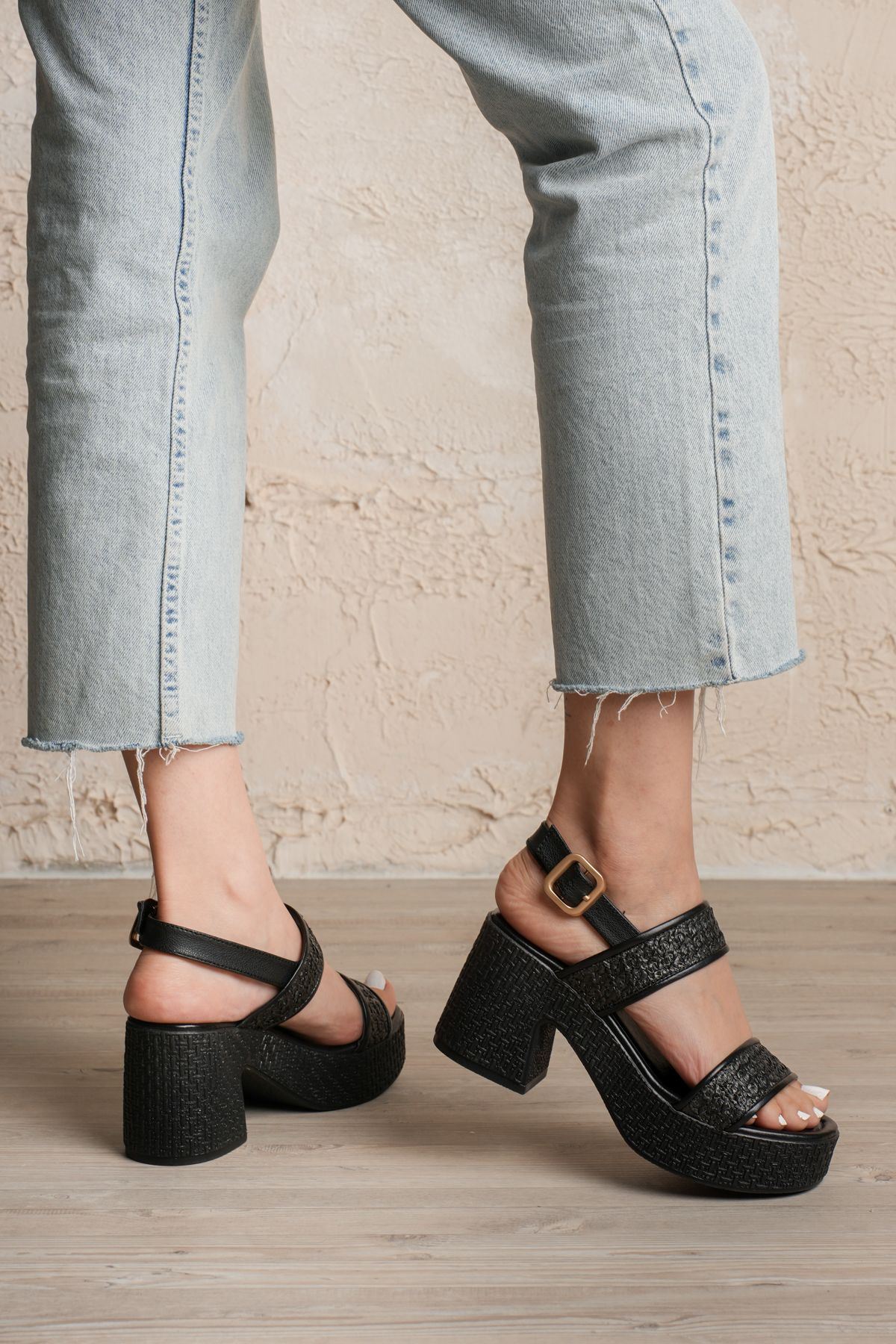 Nina Kadın Siyah Hasır Dolgu Topuklu Sandalet