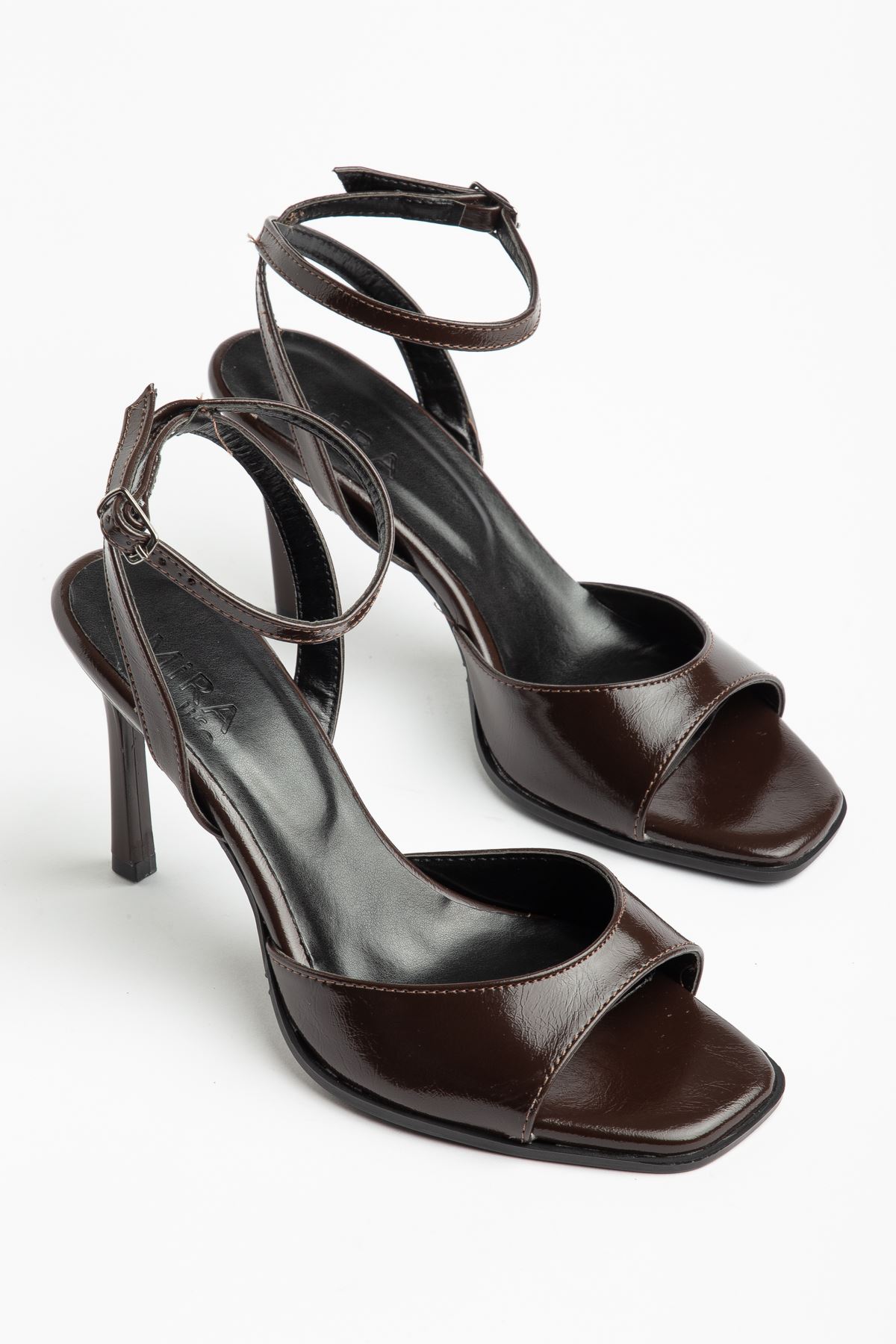 Lesley Çapraz Bantlı Kahverengi Parlak Cilt Tek Bantlı Kadın Ayakkabı 