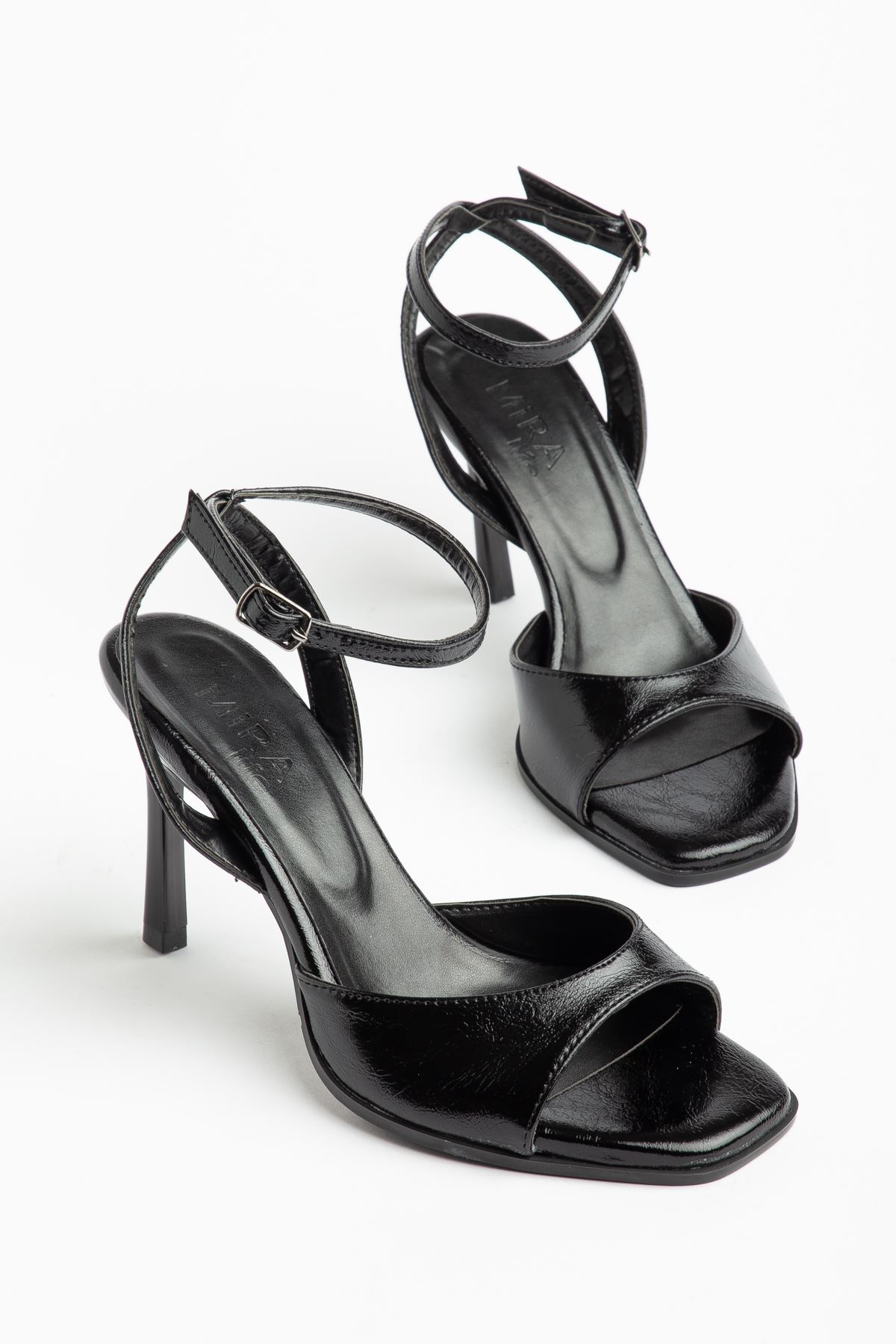 Lesley Çapraz Bantlı Siyah Parlak Cilt Tek Bantlı Kadın Ayakkabı