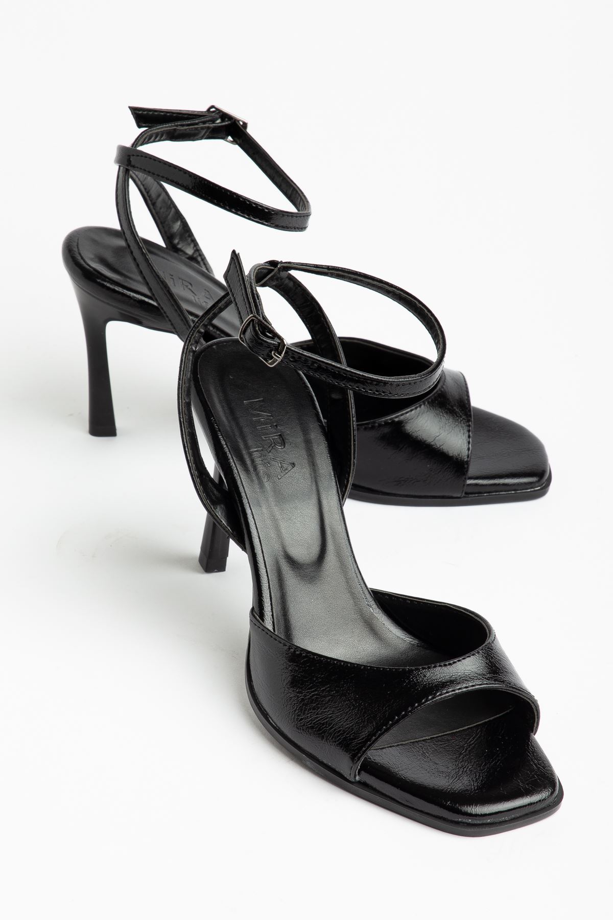 Lesley Çapraz Bantlı Siyah Parlak Cilt Tek Bantlı Kadın Ayakkabı