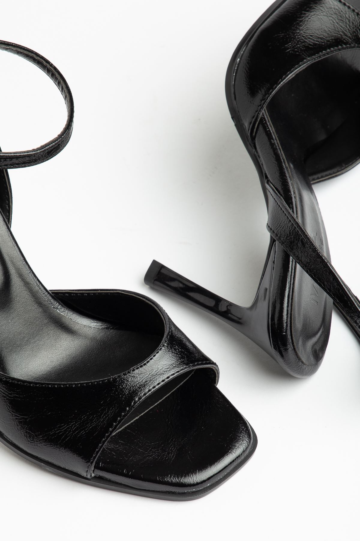 Lesley Çapraz Bantlı Siyah Parlak Cilt Tek Bantlı Kadın Ayakkabı