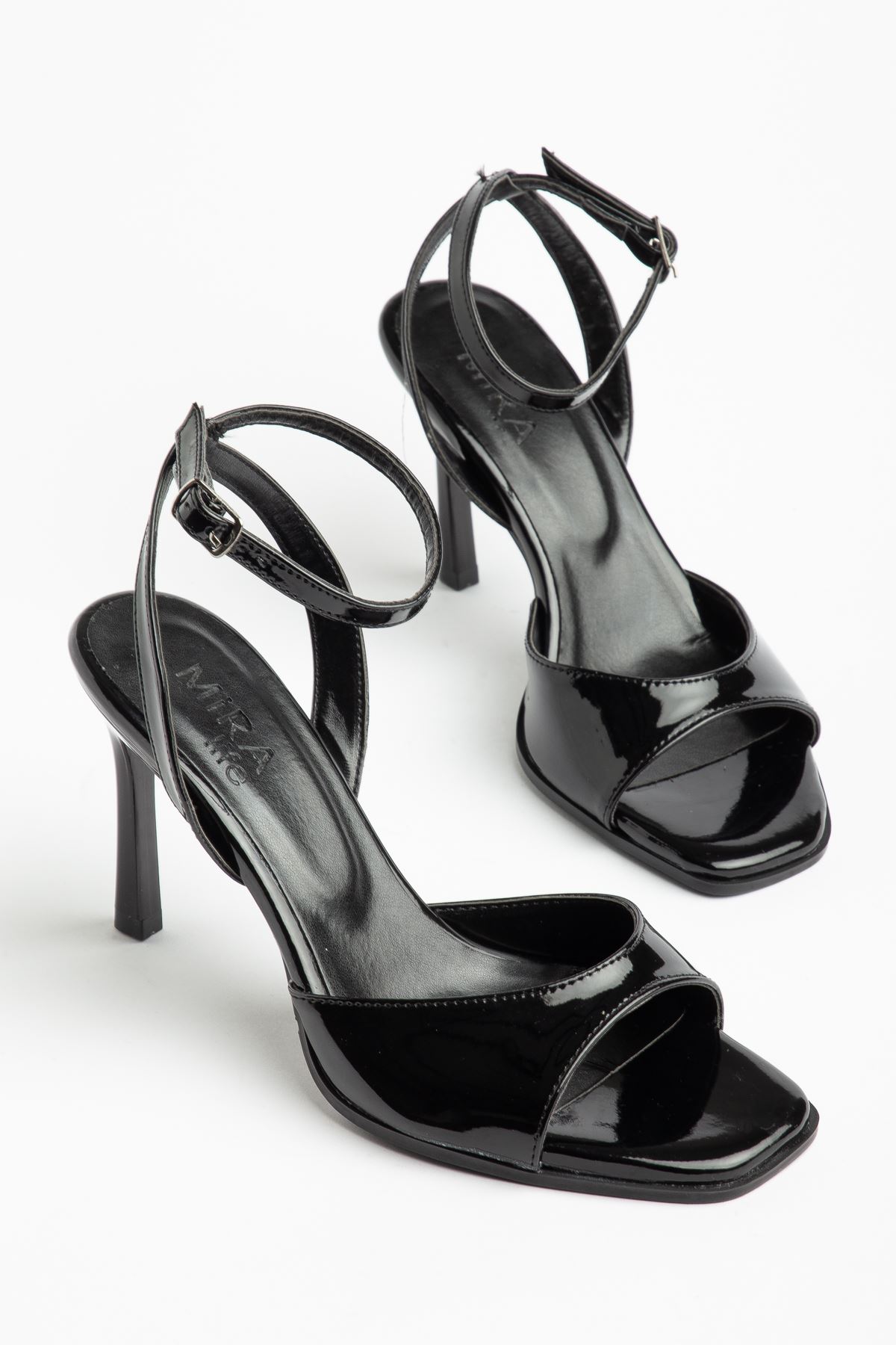 Lesley Çapraz Bantlı Siyah Rugan Tek Bantlı Kadın Ayakkabı 