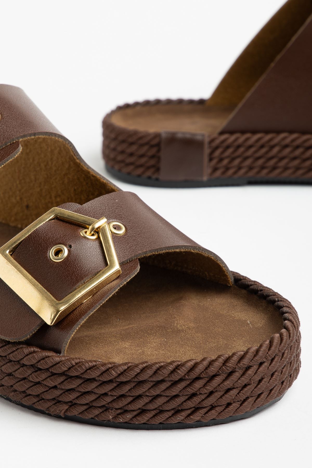 Kadın Kahverengi Rahat Kalıp Yüksek Taban Tokalı Terlik 