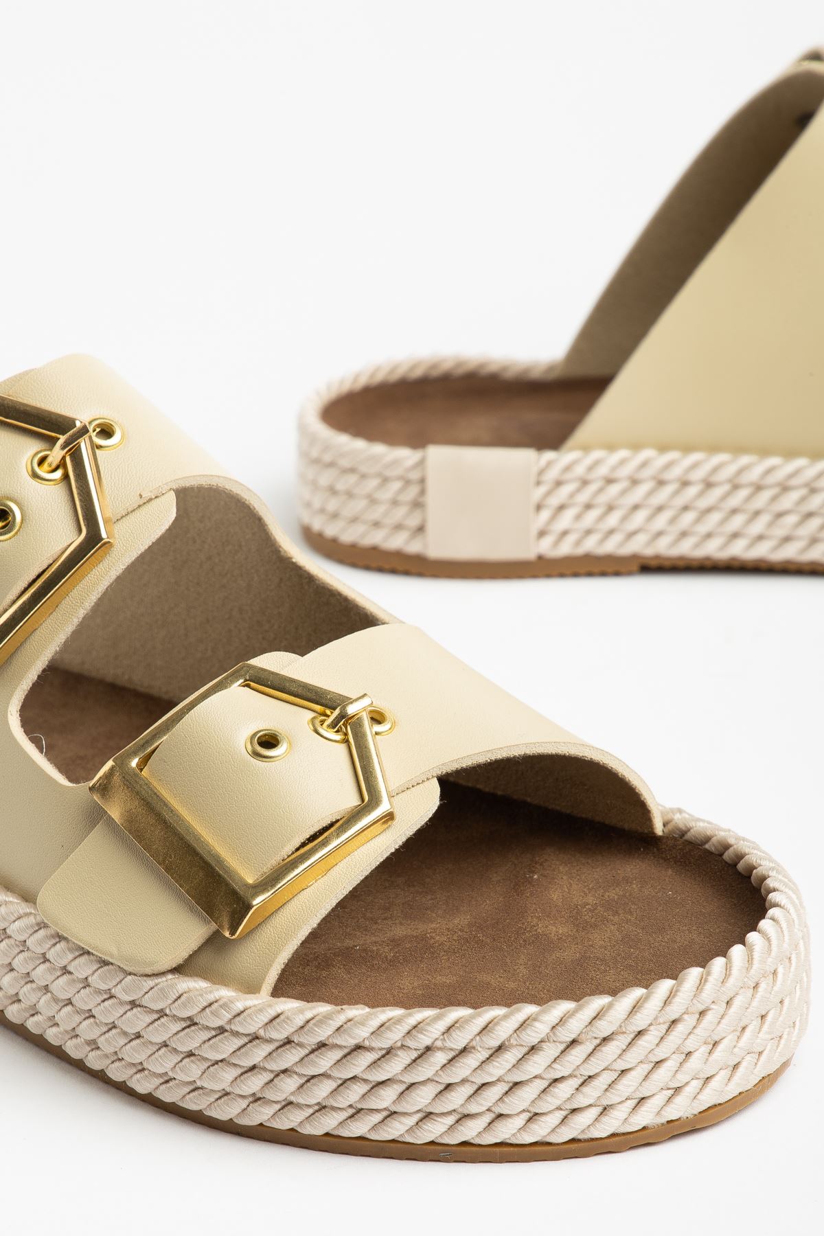 Kadın Bej Rahat Kalıp Yüksek Taban Tokalı Terlik  