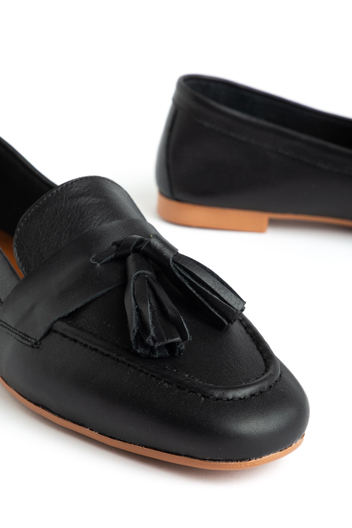 Mono Siyah Hakiki Deri Püskül Detay Düz Taban Kadın Babet