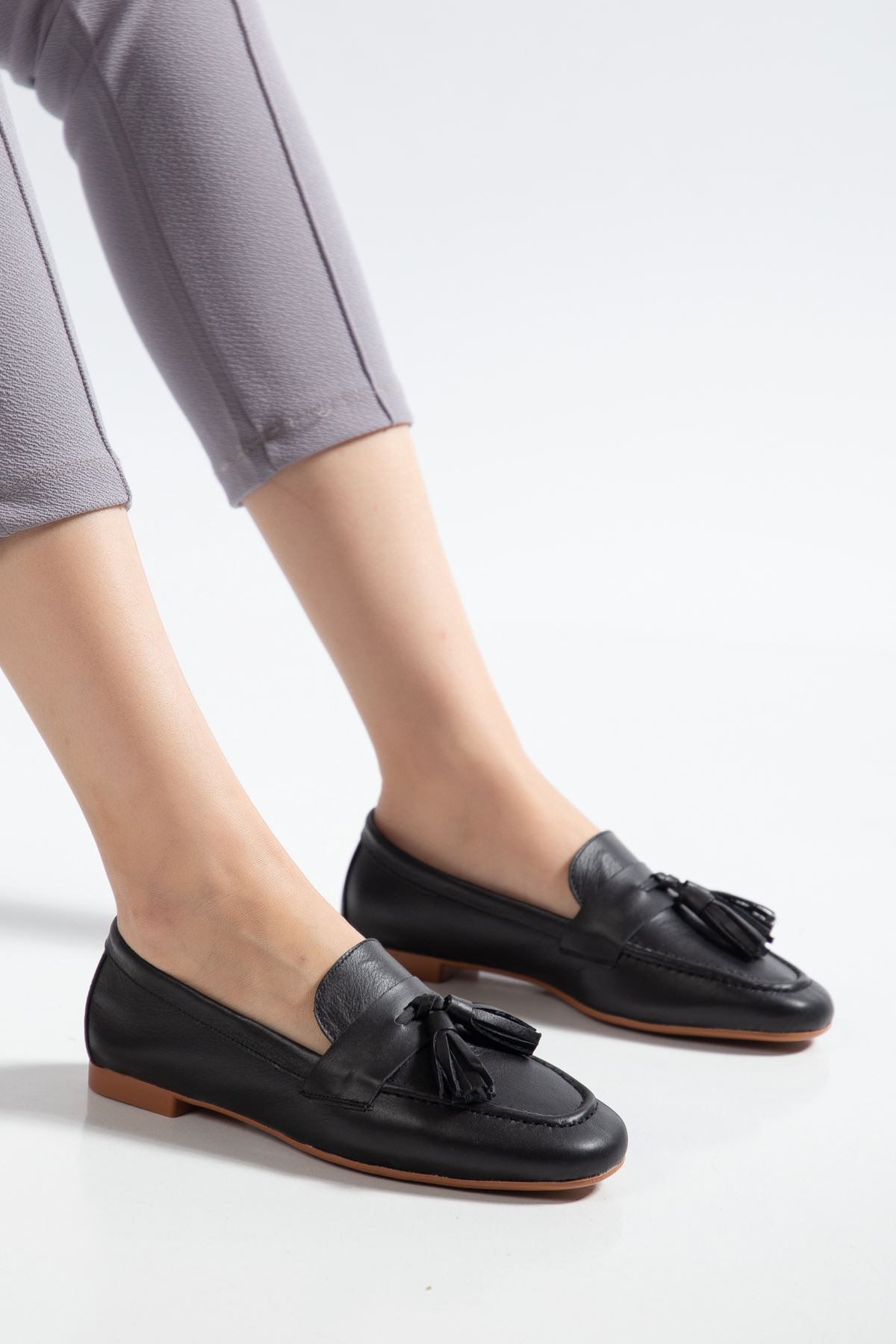 Mono Siyah Hakiki Deri Püskül Detay Düz Taban Kadın Babet