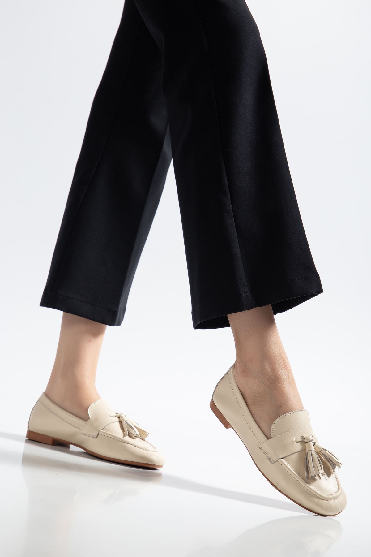 Mono Bej Hakiki Deri Püskül Detay Düz Taban Kadın Babet