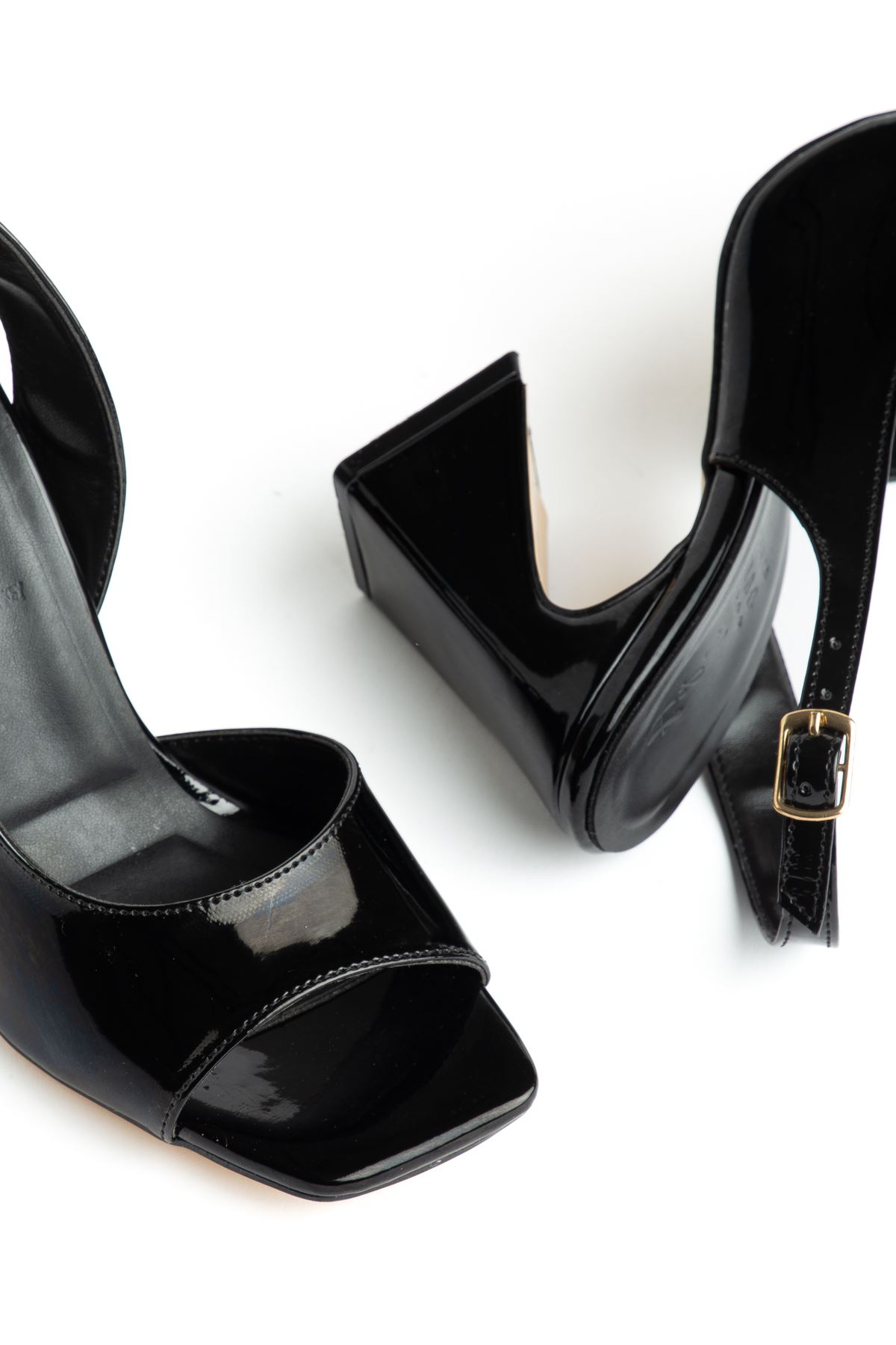 Benito Kadın Siyah Rugan Özel Tasarım Topuklu Ayakkabı