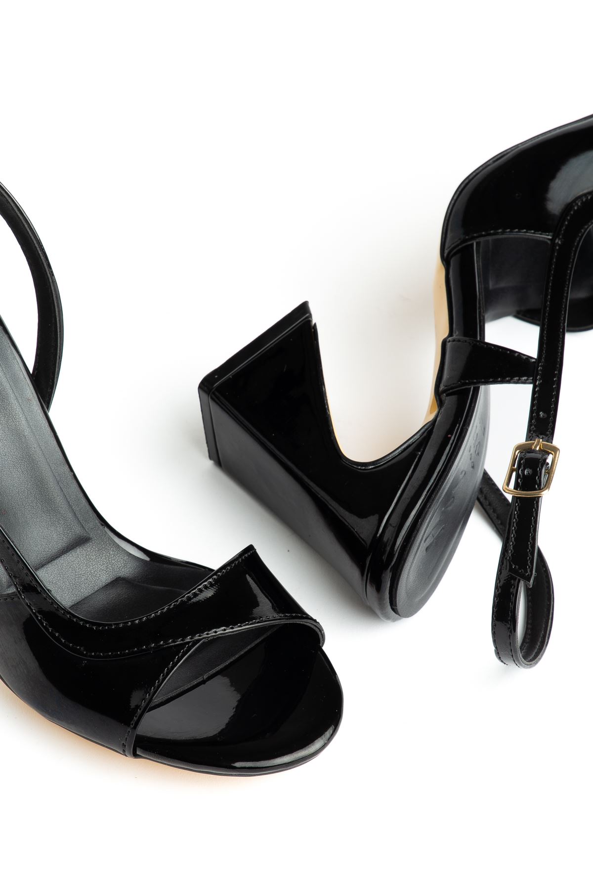 Kadın Siyah Rugan Özel Ökçe Klasik Topuklu Ayakkabı  