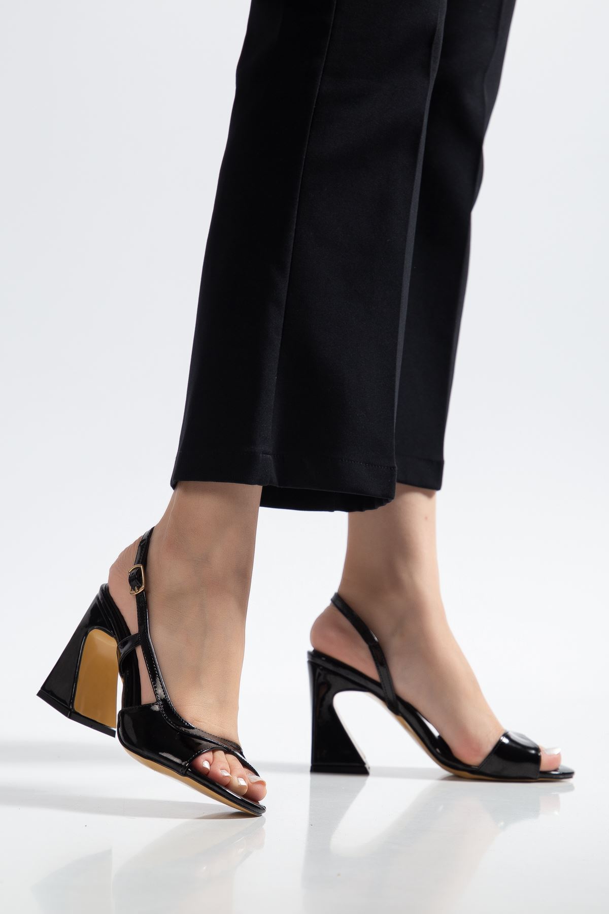 Kadın Siyah Rugan Özel Ökçe Klasik Topuklu Ayakkabı  