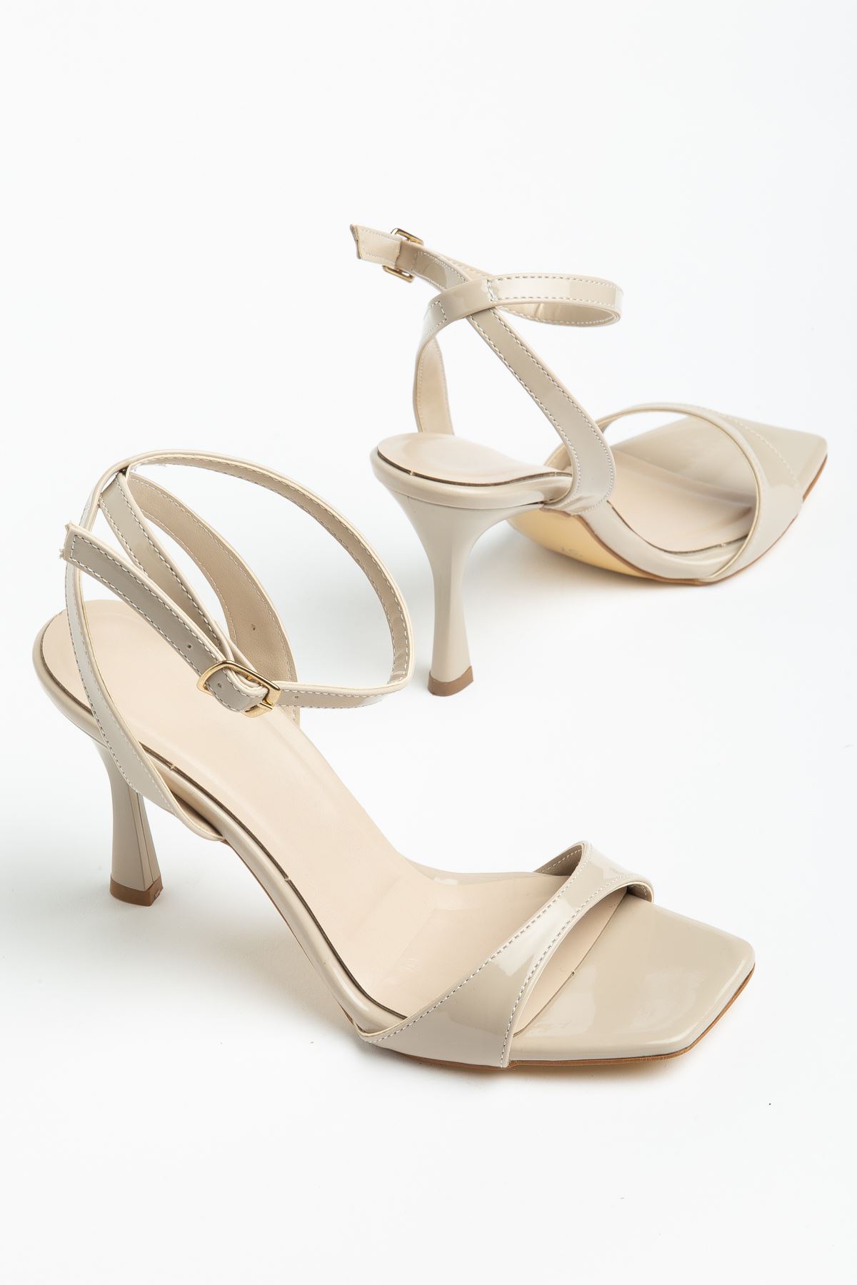 Kadın Bej Rugan Küt Burun Topuklu Ayakkabı   