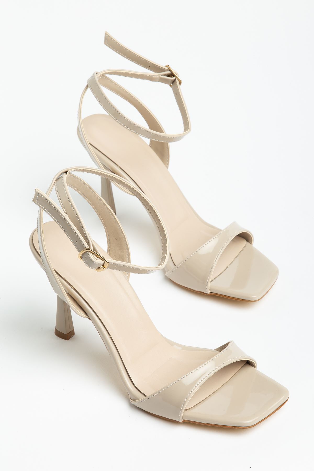 Kadın Bej Rugan Küt Burun Topuklu Ayakkabı   