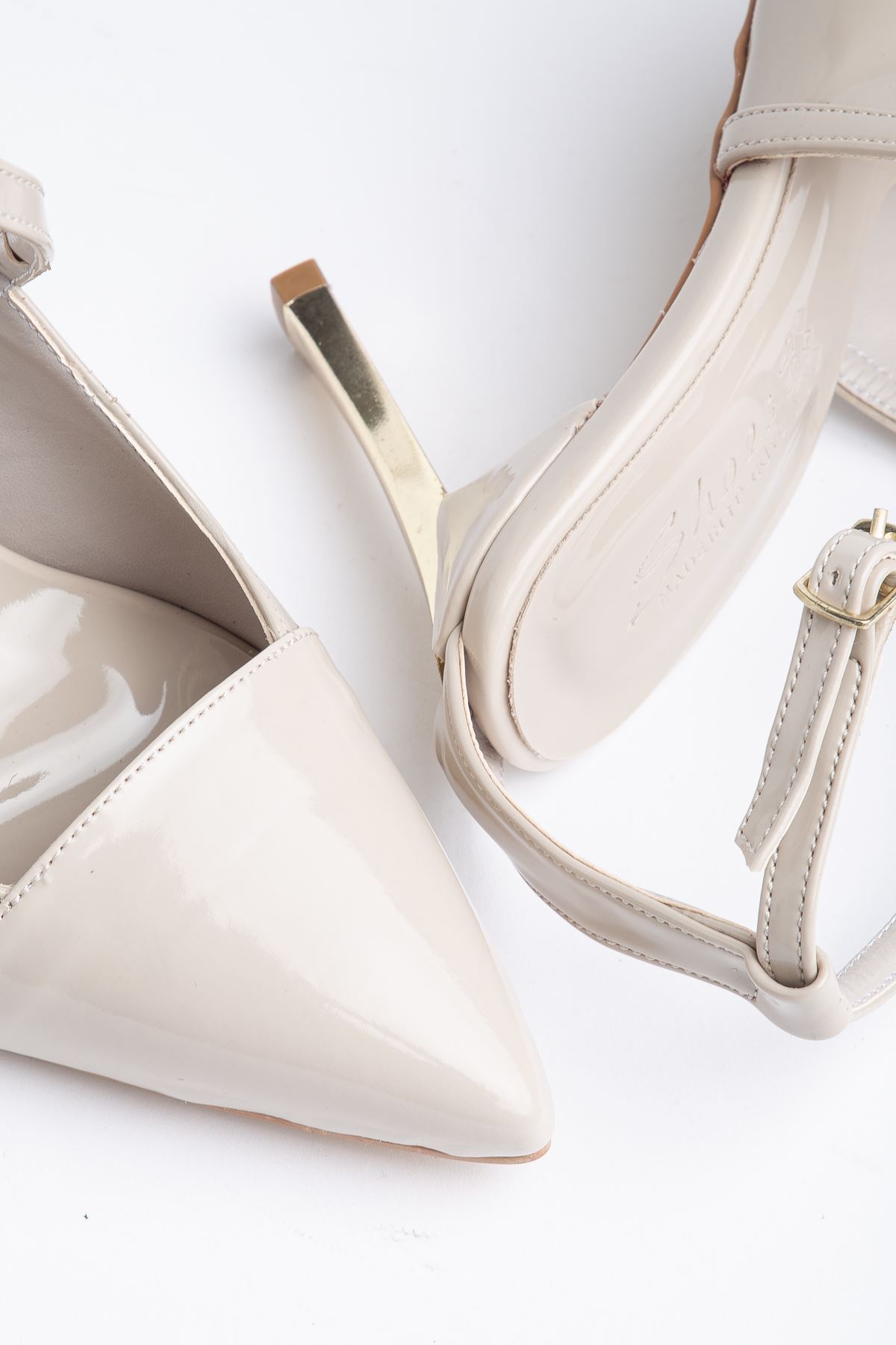 Kadın Bej Rugan Gold Ökçe Topuklu Ayakkabı   