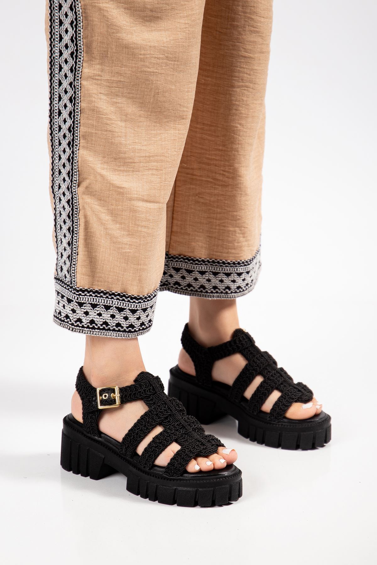 Kadın Siyah Triko Örgü Yüksek Taban Toka Detaylı Sandalet