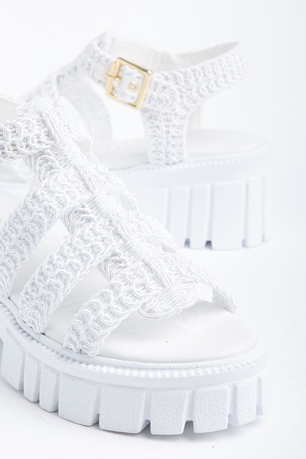 Kadın Beyaz Triko Örgü Yüksek Taban Toka Detaylı Sandalet 