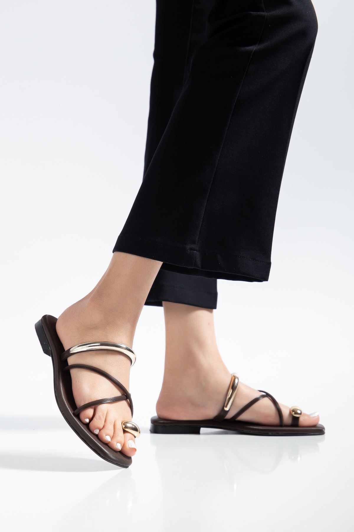 Jenet Kadın Acı Kahve Gold Yüzük Detaylı Günlük Sandalet