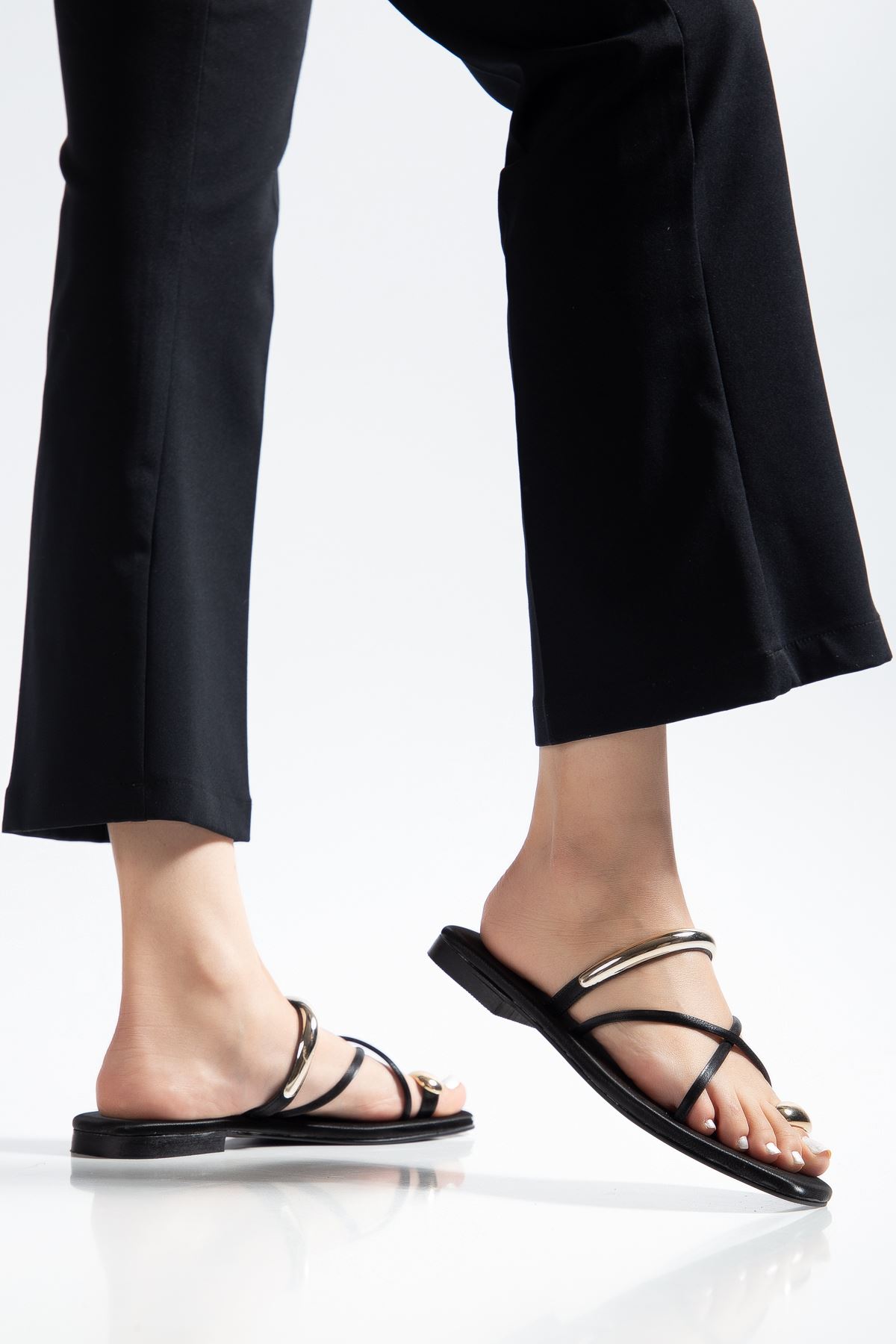 Jenet Kadın Siyah Gold Yüzük Detaylı Günlük Sandalet 