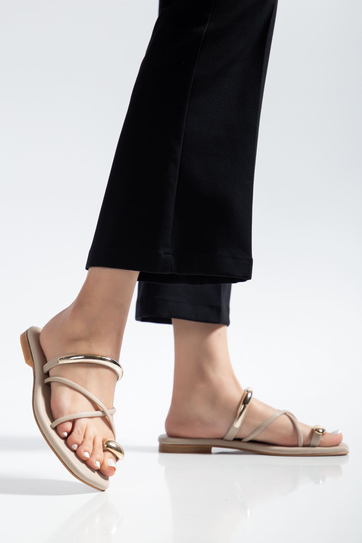 Jenet Kadın Bej Gold Yüzük Detaylı Günlük Sandalet 