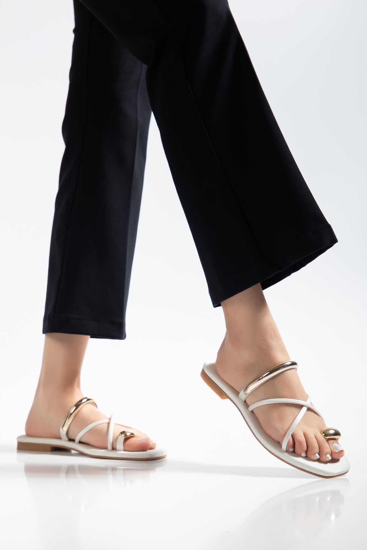 Jenet Kadın Beyaz Gold Yüzük Detaylı Günlük Sandalet  