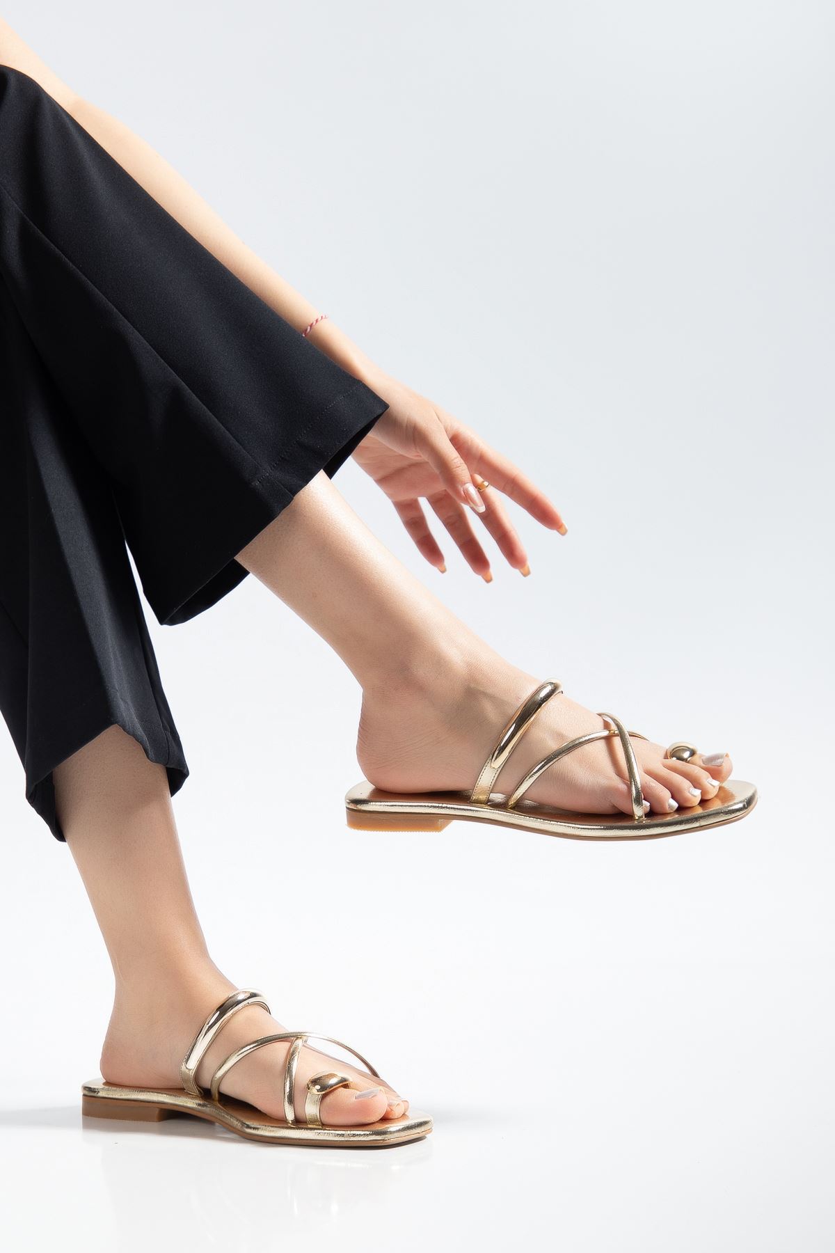 Jenet Kadın Altın Gold Yüzük Detaylı Günlük Sandalet  