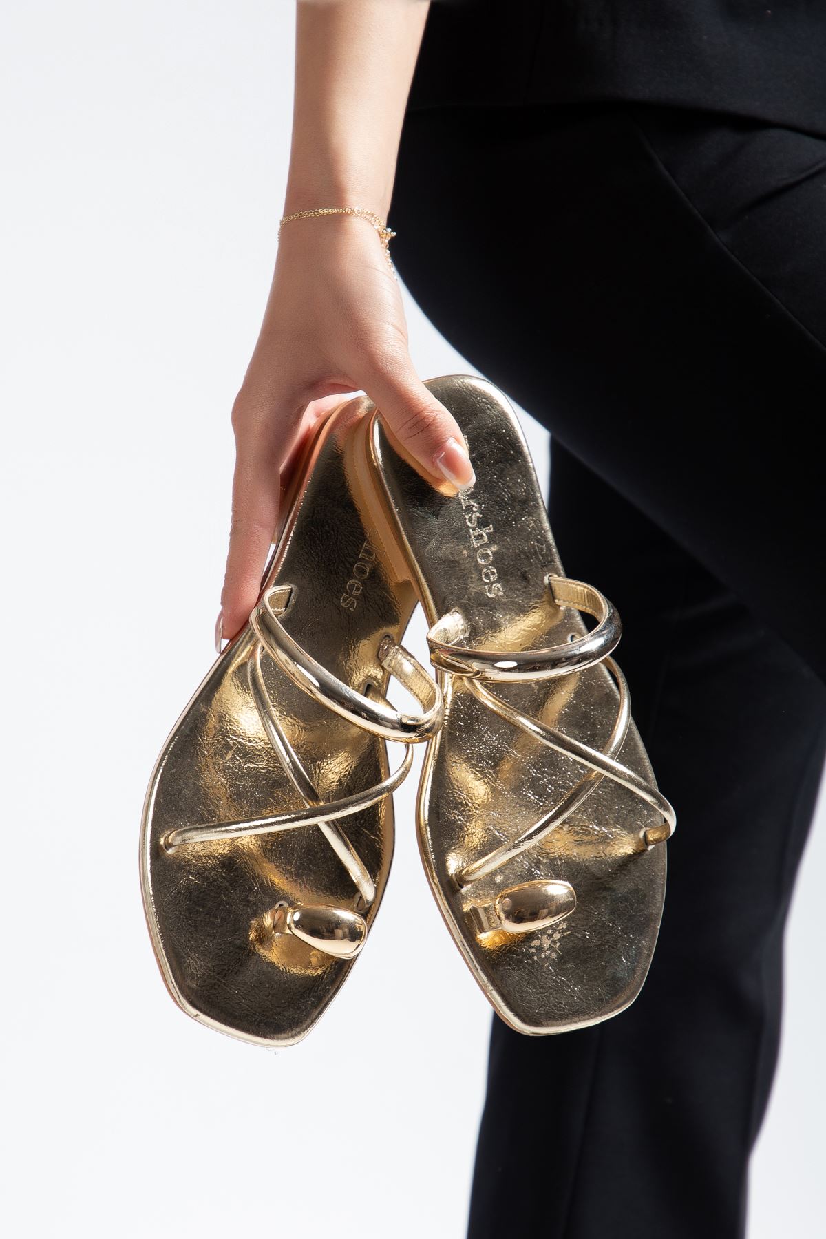 Jenet Kadın Altın Gold Yüzük Detaylı Günlük Sandalet  