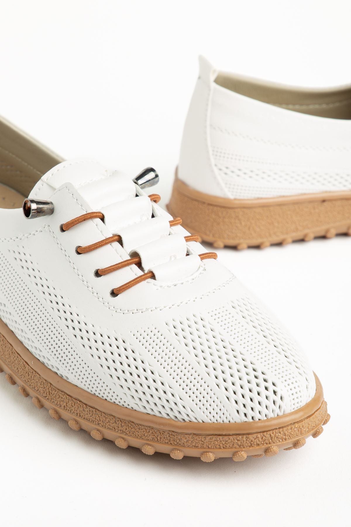 Esma Kadın Beyaz Cilt İçi Hakiki Deri Bağcıklı Ortopedik Babet 