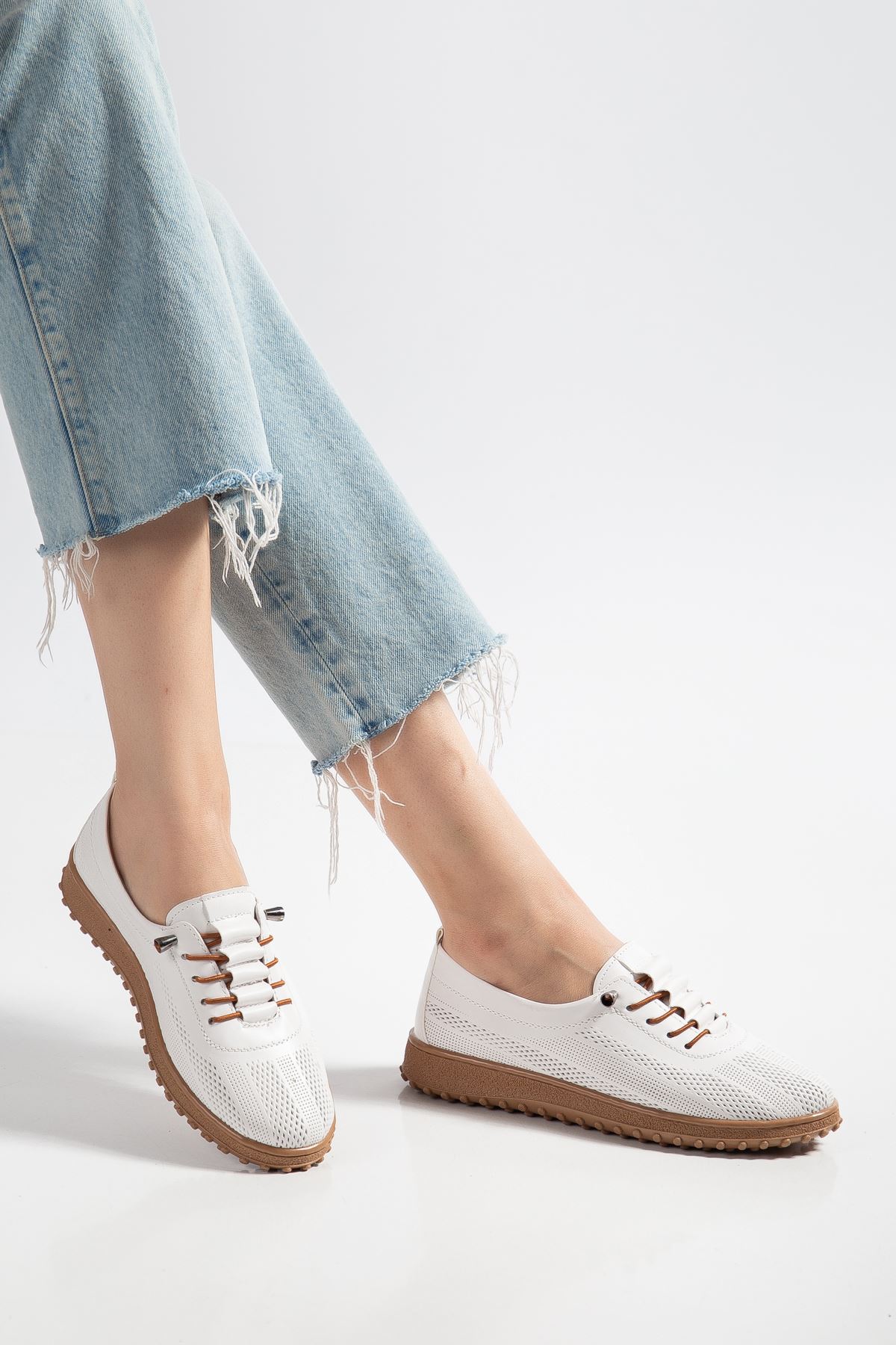 Esma Kadın Beyaz Cilt İçi Hakiki Deri Bağcıklı Ortopedik Babet 