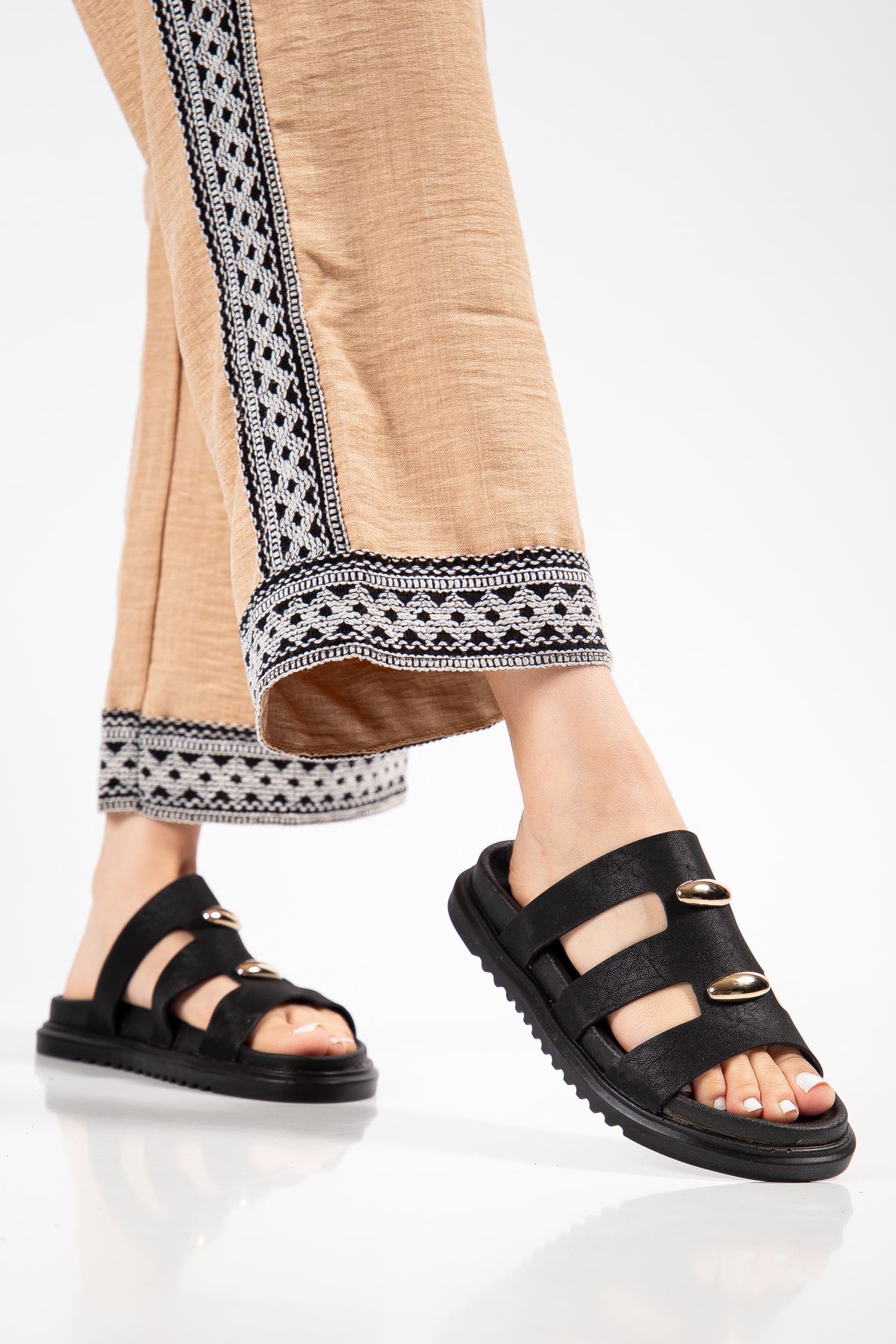 Hayal Kadın Siyah Cilt Gold Detaylı Poli Taban Terlik 