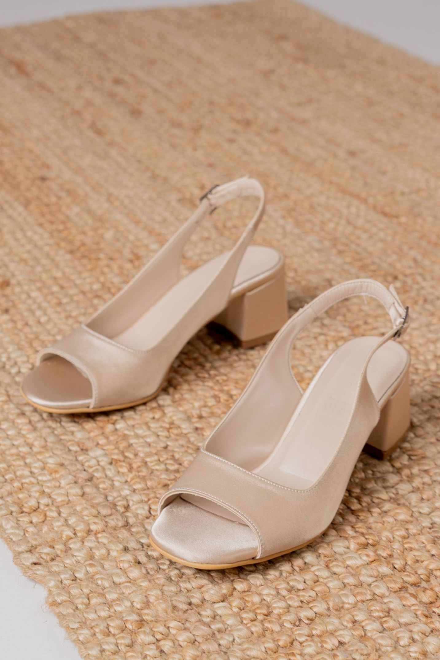 Eriola Krem Saten Detaylı Alçak Topuklu Kadın Ayakkabı