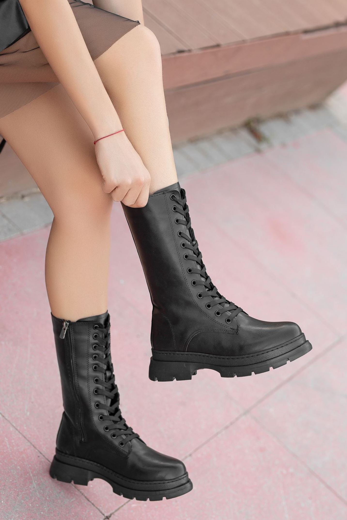 JETLA Siyah Cilt Bağcık Detaylı Kadın Çizme