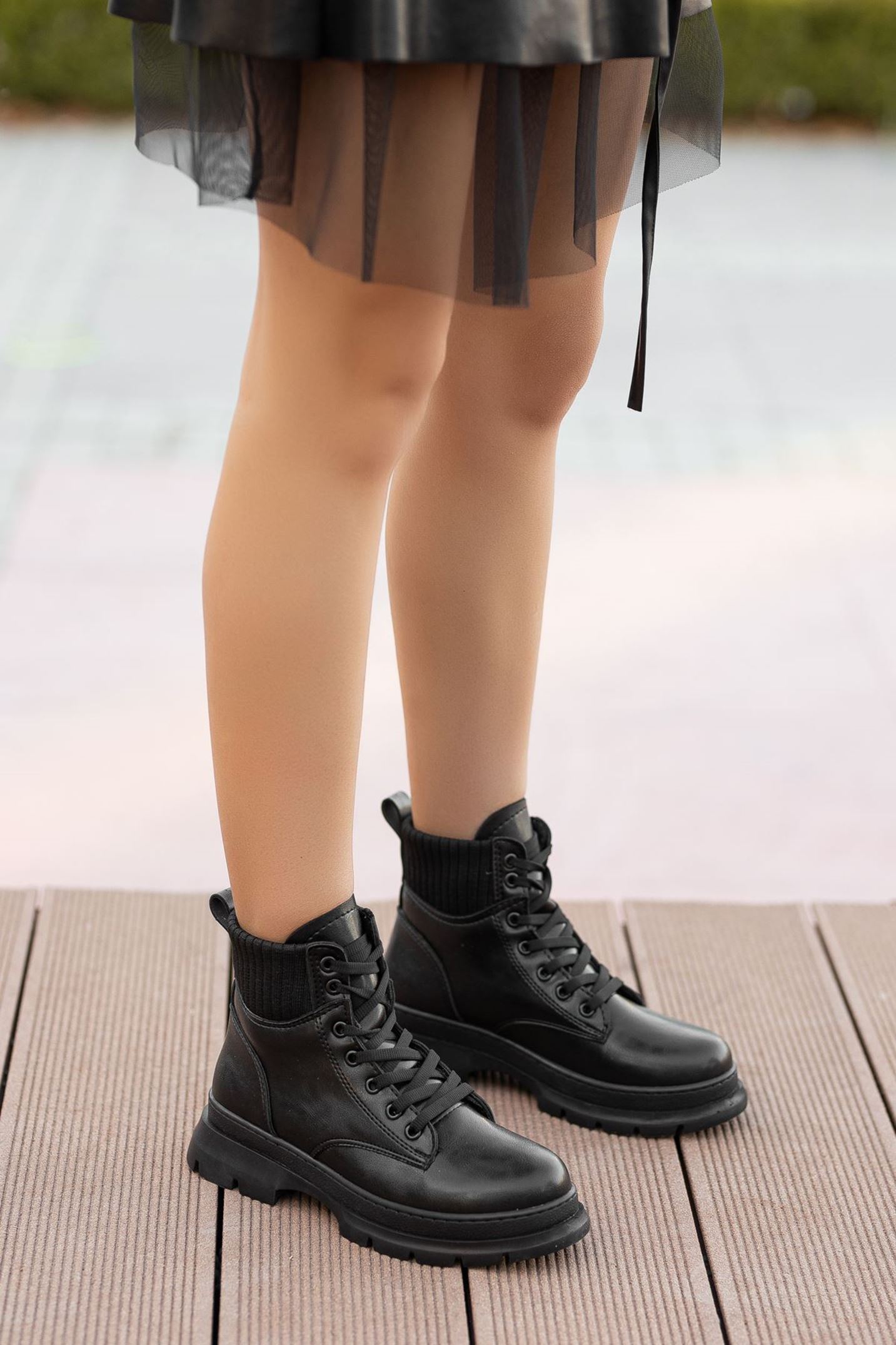 OMERA Siyah Cilt Bağcık Detaylı Kadın Bot