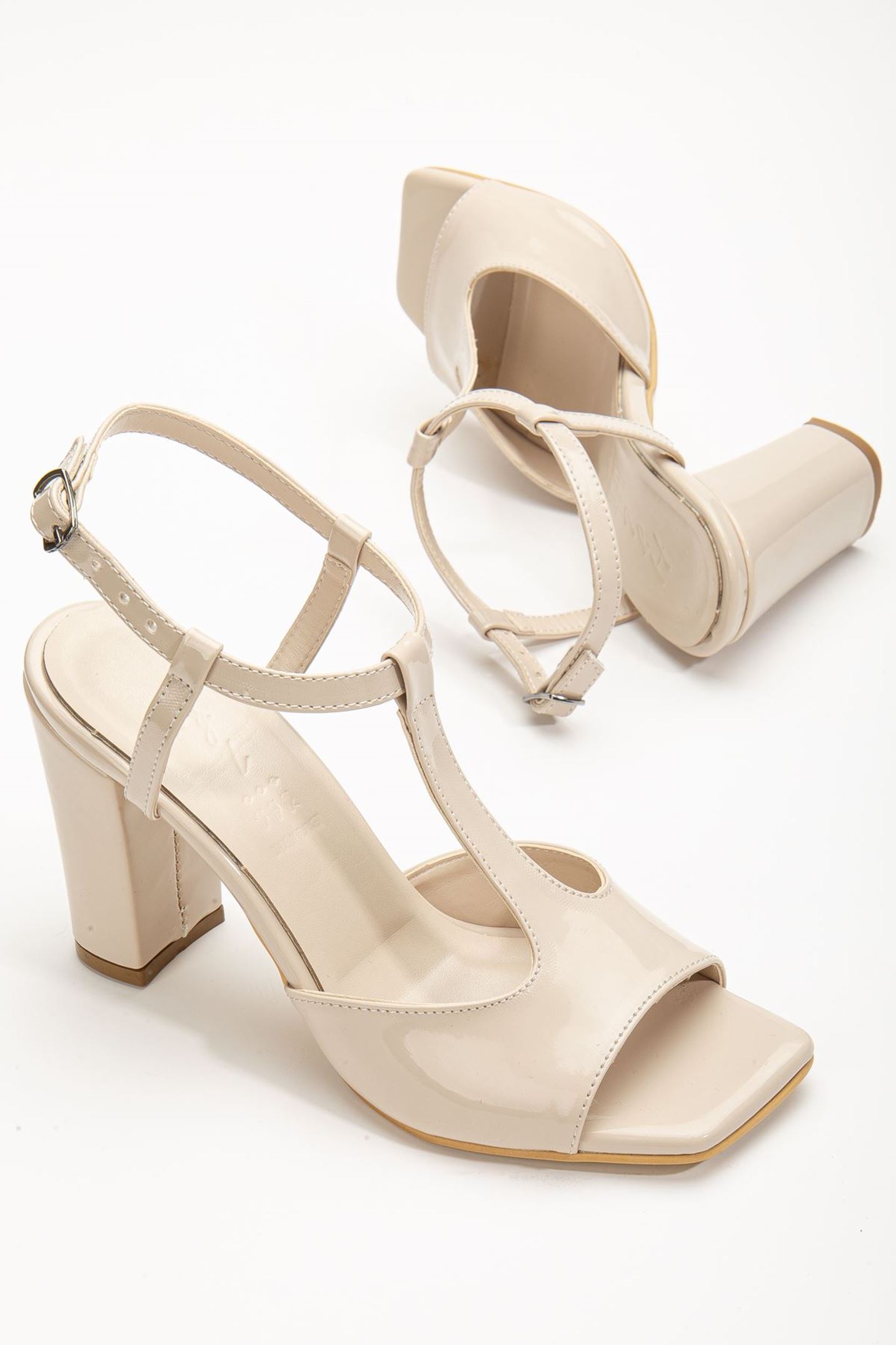 Entela Topuklu Krem Rugan Küt Burunlu Kadın Ayakkabı