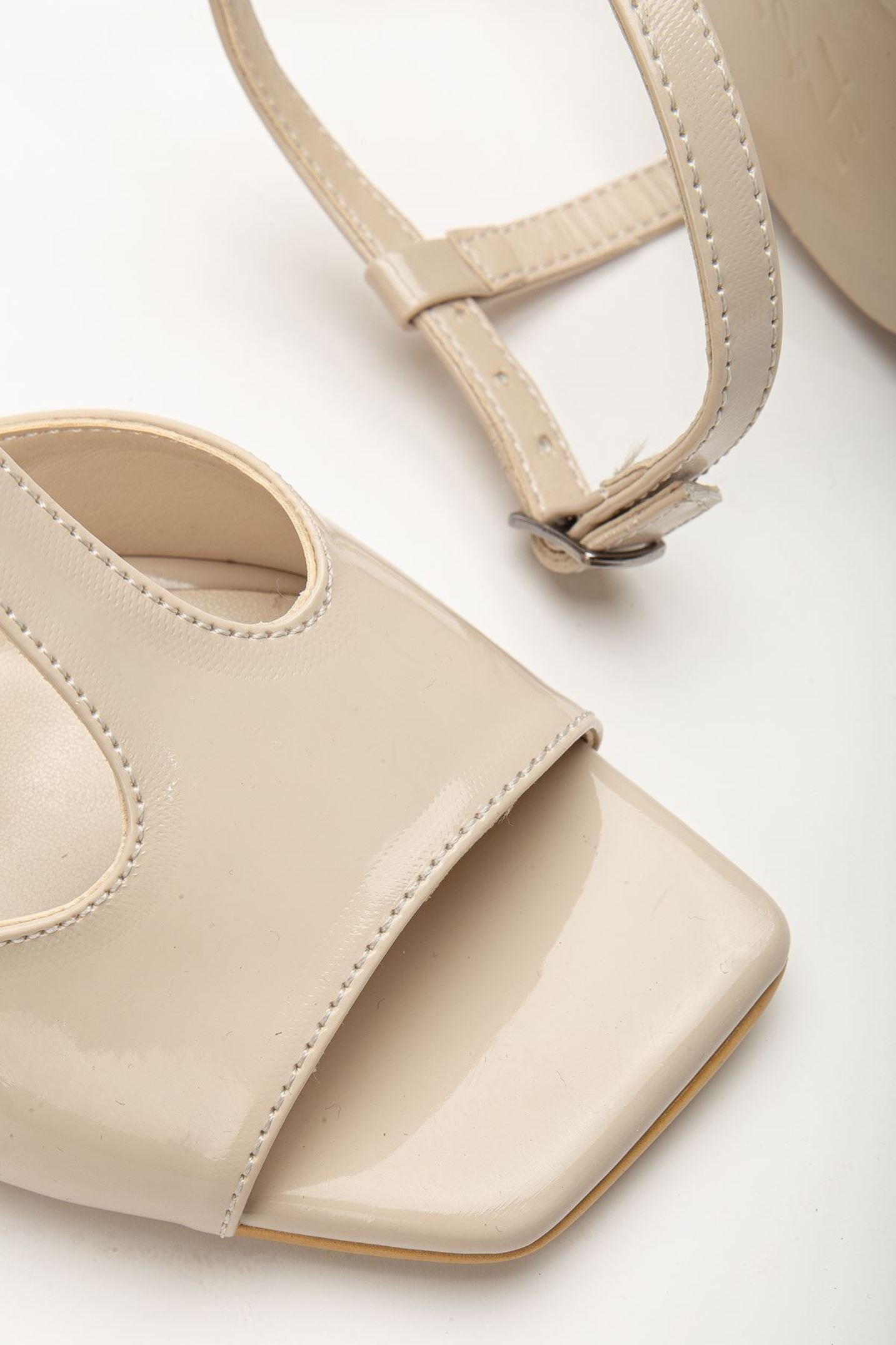 Entela Topuklu Krem Rugan Küt Burunlu Kadın Ayakkabı