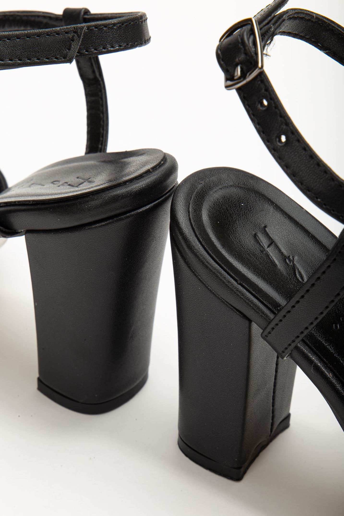 Entela Topuklu Siyah Cilt Küt Burunlu Kadın Ayakkabı