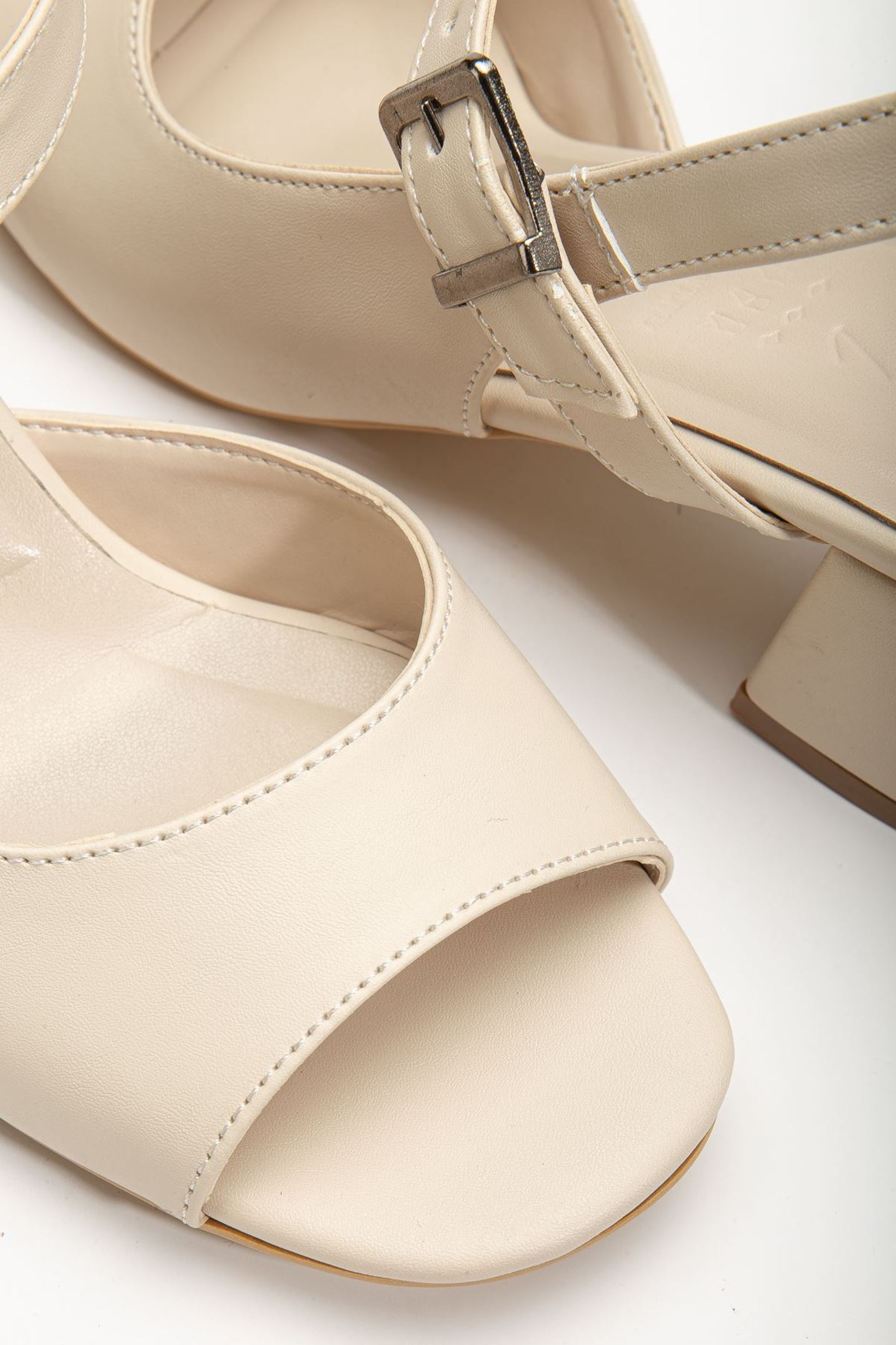 Keri Topuklu Krem Cilt Küt Burun Kadın Ayakkabı