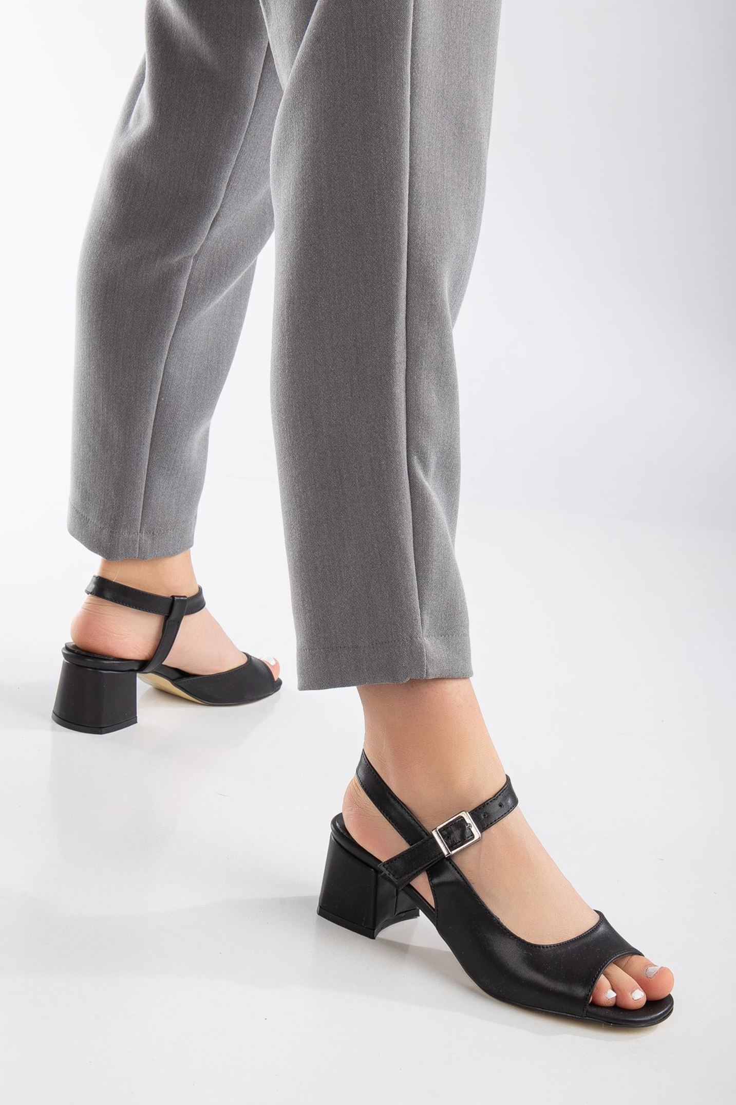 Keri Topuklu Siyah Cilt Küt Burun Kadın Ayakkabı