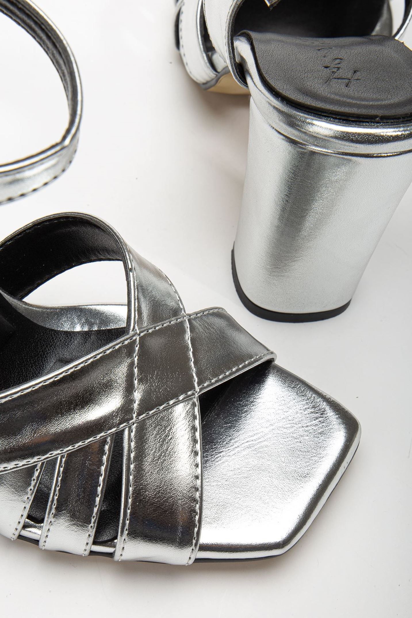 Hope Yüksek Topuklu Gümüş Parlak Cilt Küt Burun Kadın Ayakkabı