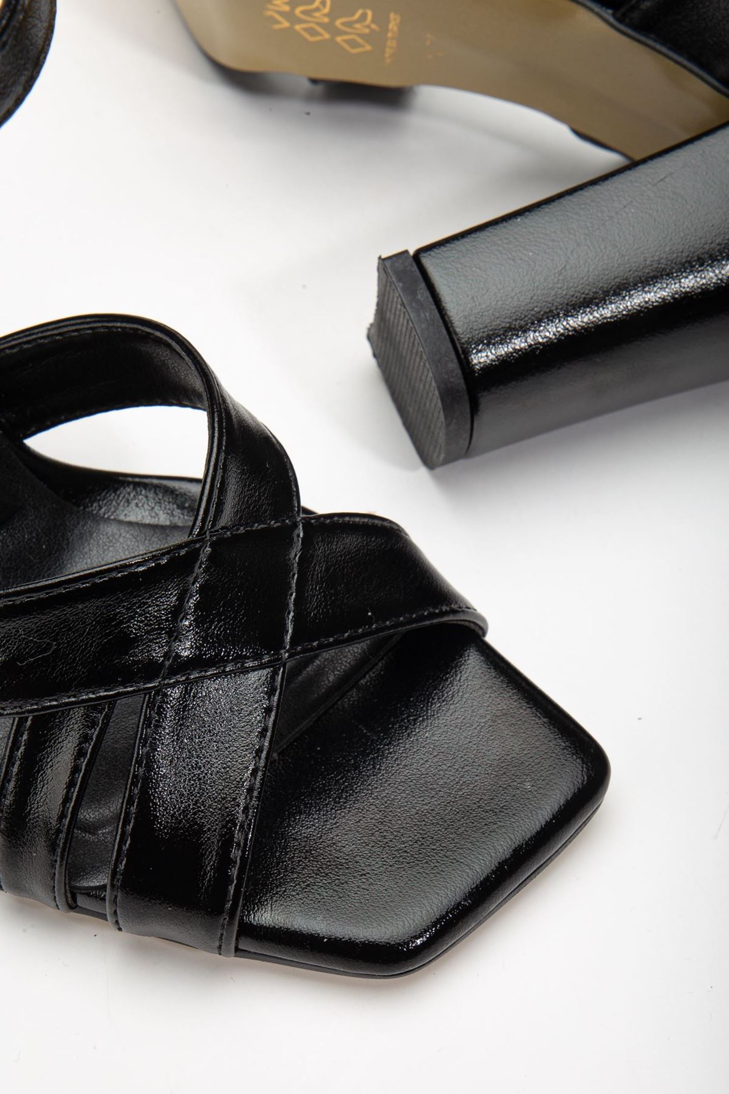 Hope Yüksek Topuklu Siyah Parlak Cilt Küt Burun Kadın Ayakkabı