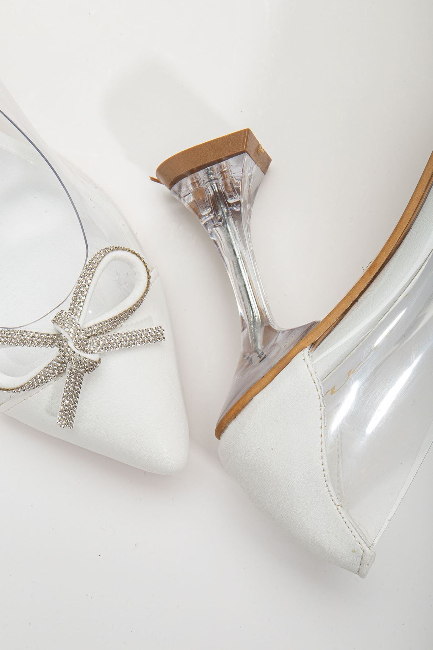 Beyaz Stiletto Taşlı Cilt Şeffaf  Topuklu Ayakkabı