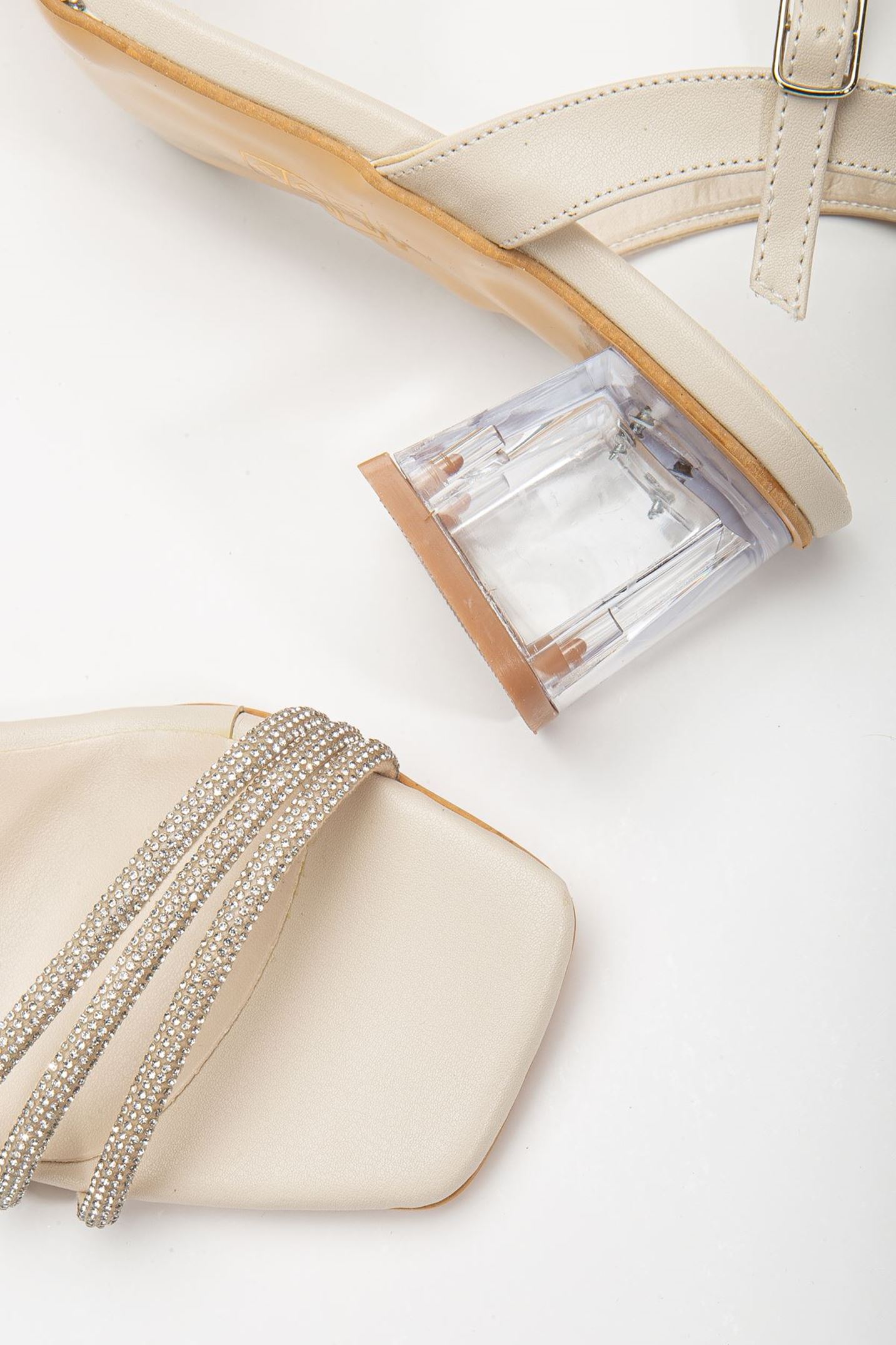 Gerdh Bej Taşlı Cilt Alçak Topuklu Ayakkabı