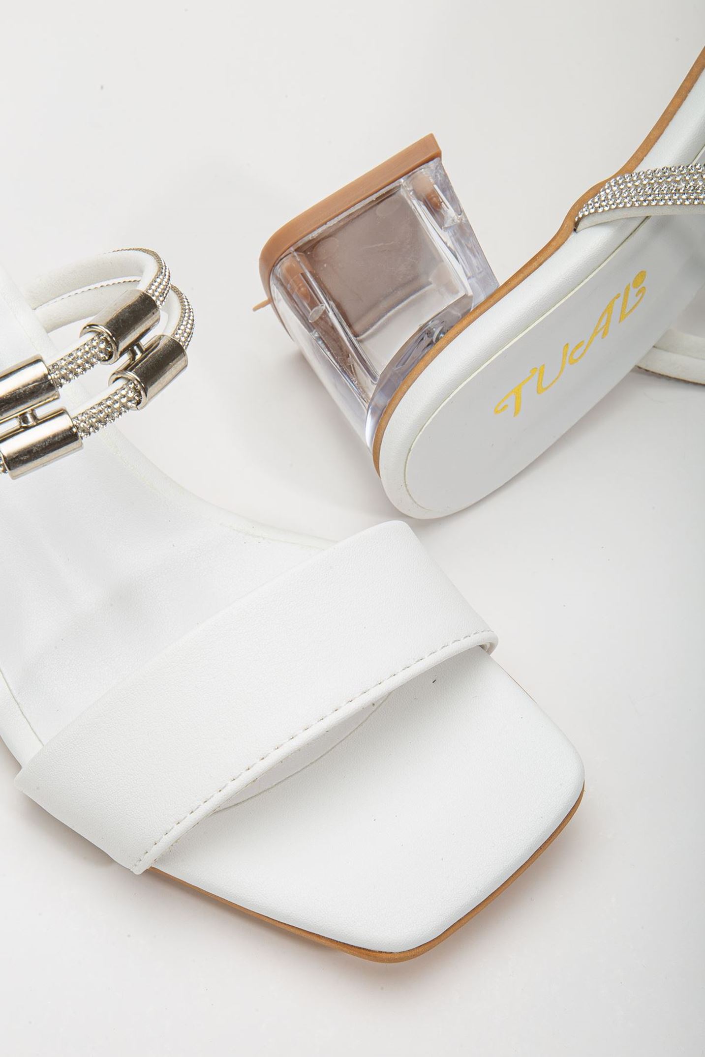 Lissen Beyaz Tek Bantlı Taşlı Cilt Alçak Topuklu Ayakkabı 