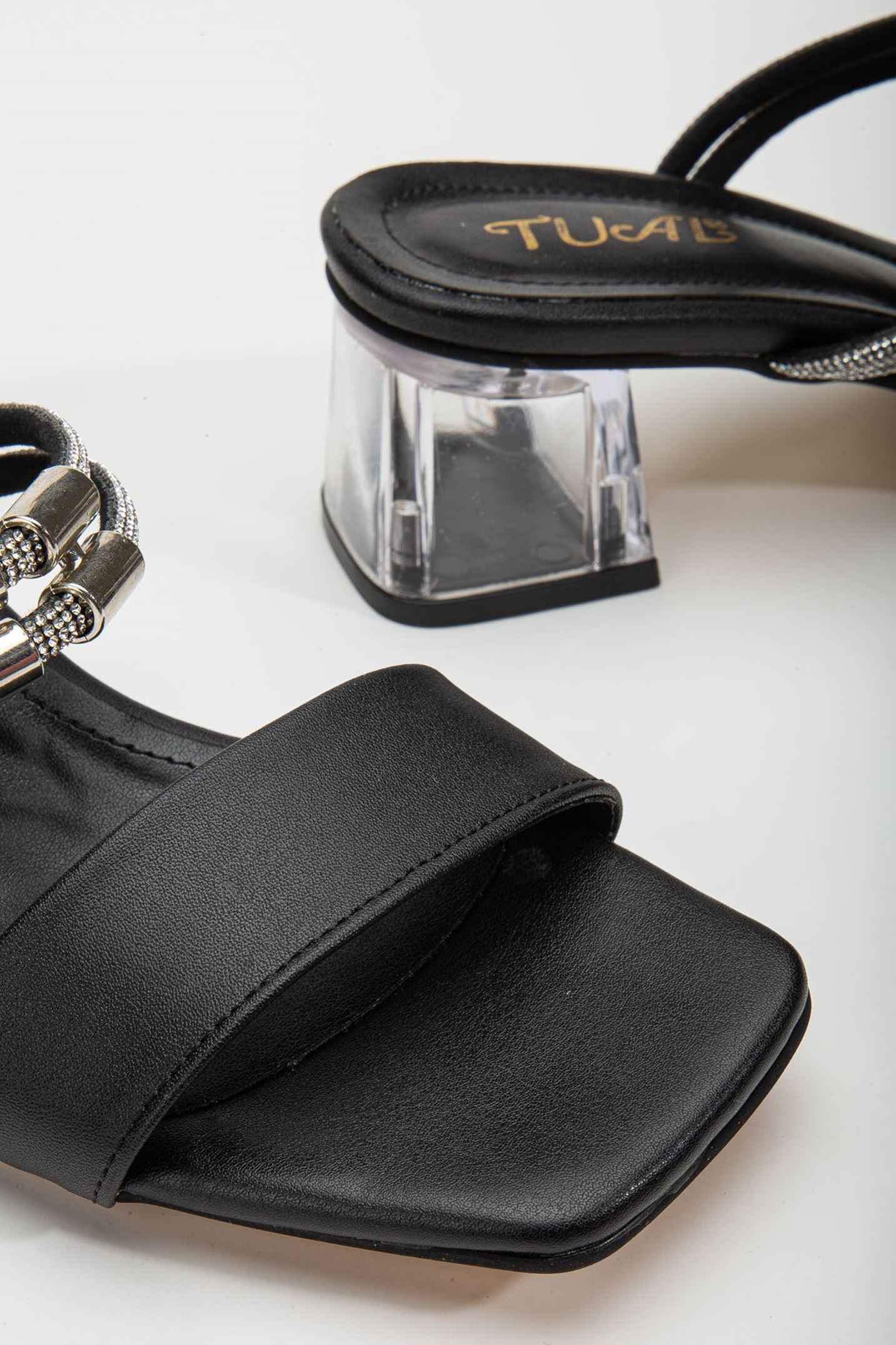 Lissen Siyah Tek Bantlı Taşlı Cilt Alçak Topuklu Ayakkabı